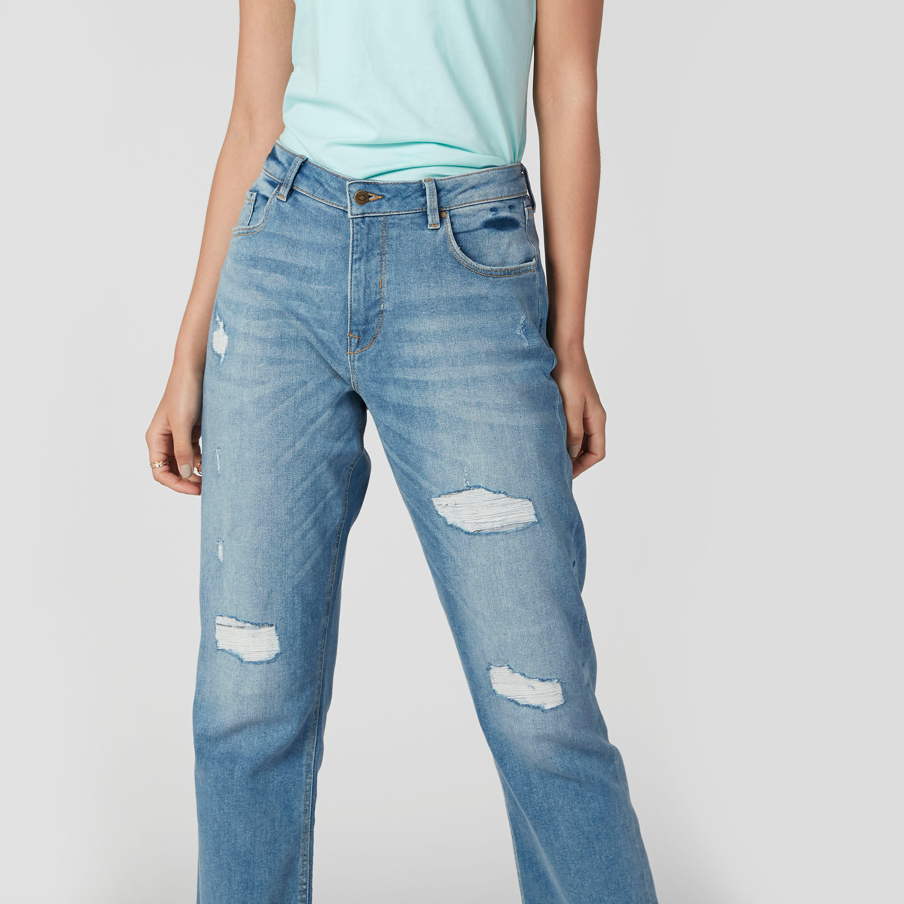 بنطال جينز ممزّق بخصر مرتفع وجيوب وحلقات للحزام-women-clothing-bottoms-jeans-image-3