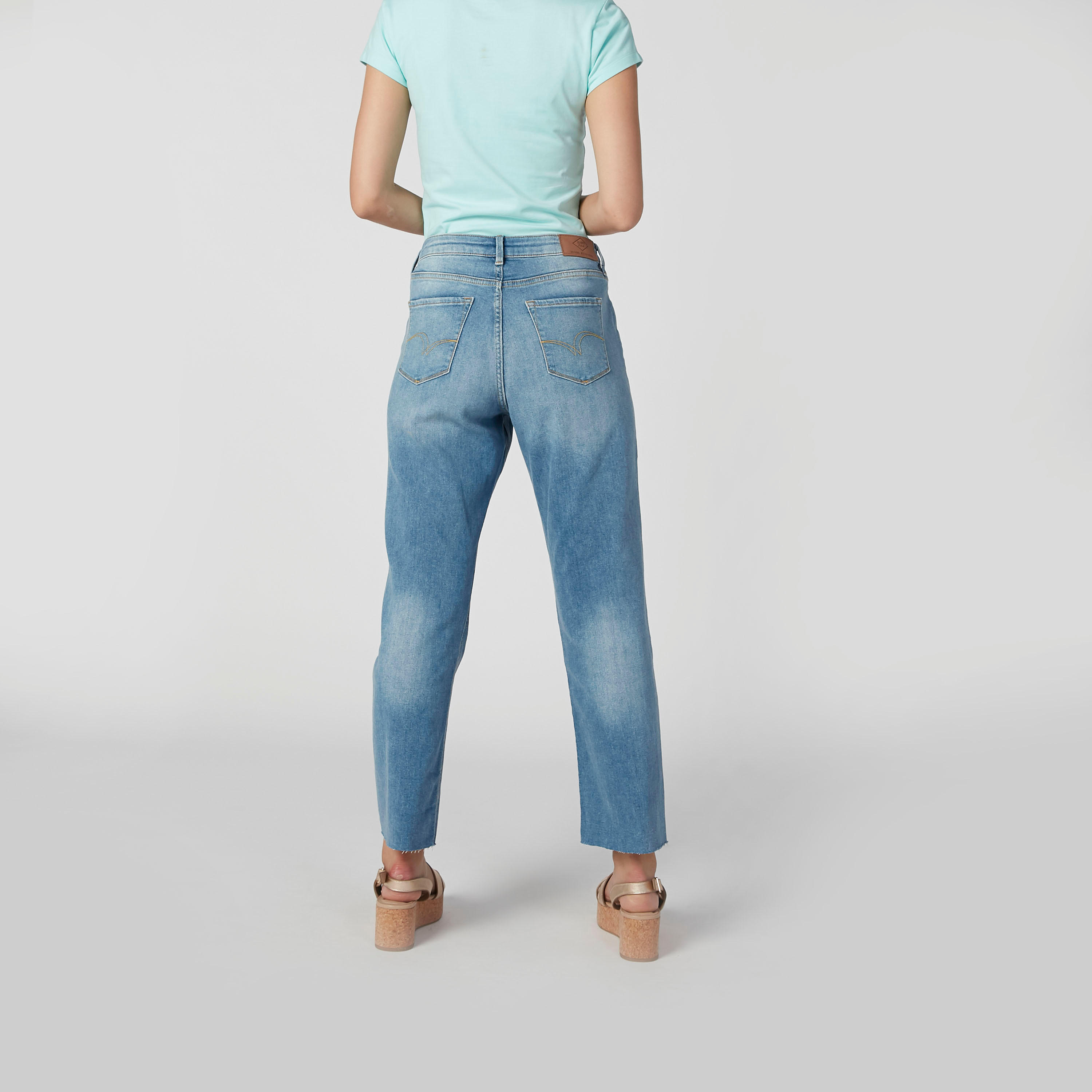 بنطال جينز ممزّق بخصر مرتفع وجيوب وحلقات للحزام-women-clothing-bottoms-jeans-image-4