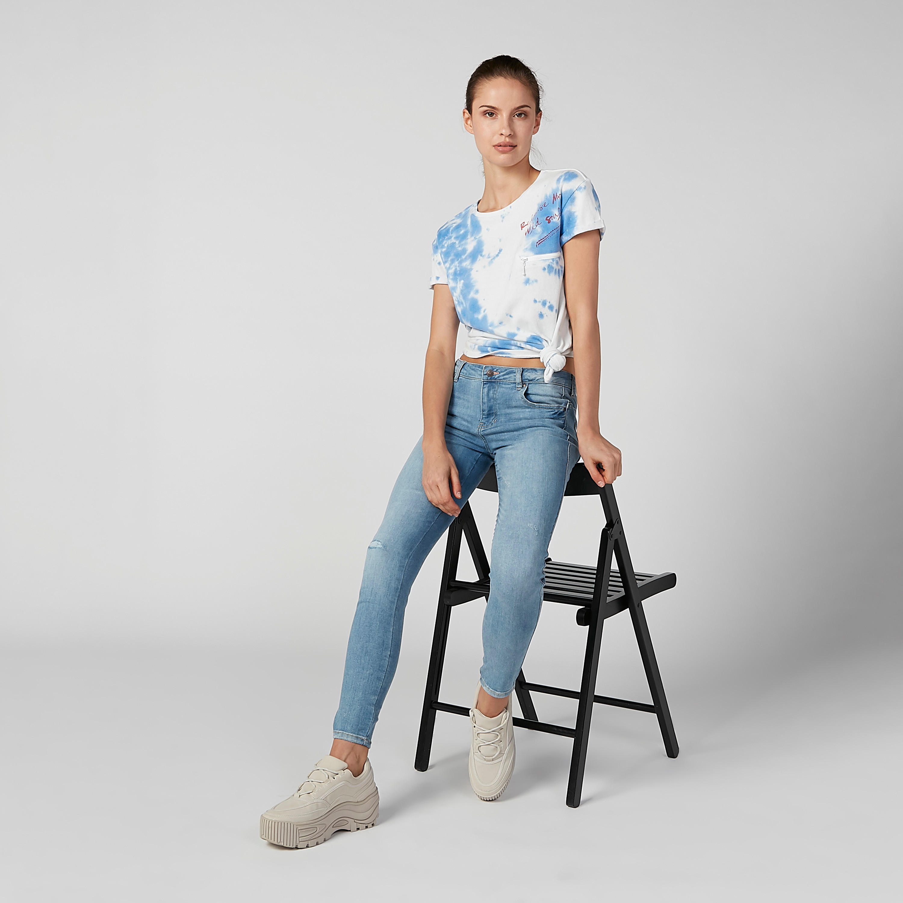 تيشيرت مستدام بياقة مستديرة وأكمام كاب وطبعات-women-clothing-tshirts-image-1