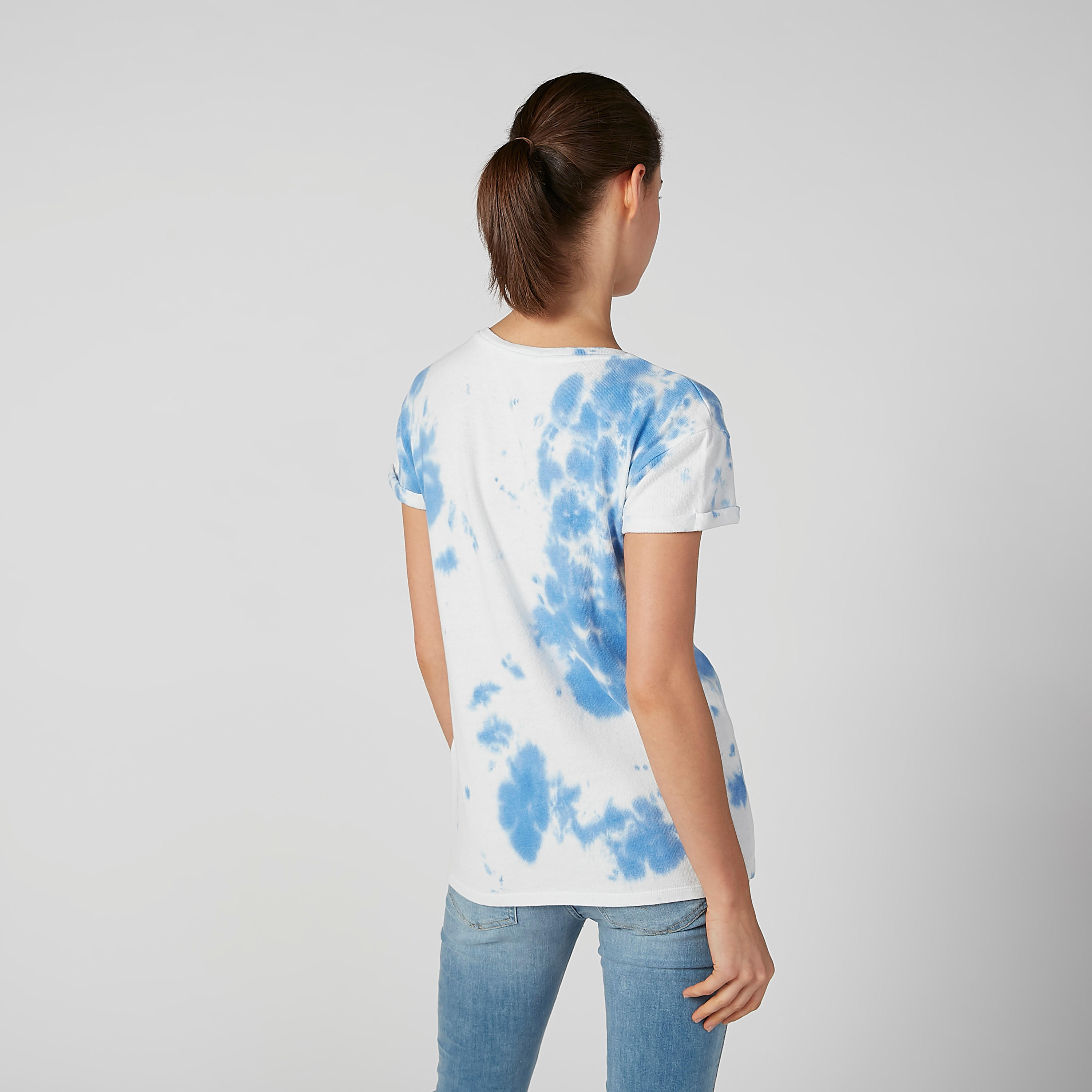 تيشيرت مستدام بياقة مستديرة وأكمام كاب وطبعات-women-clothing-tshirts-image-3