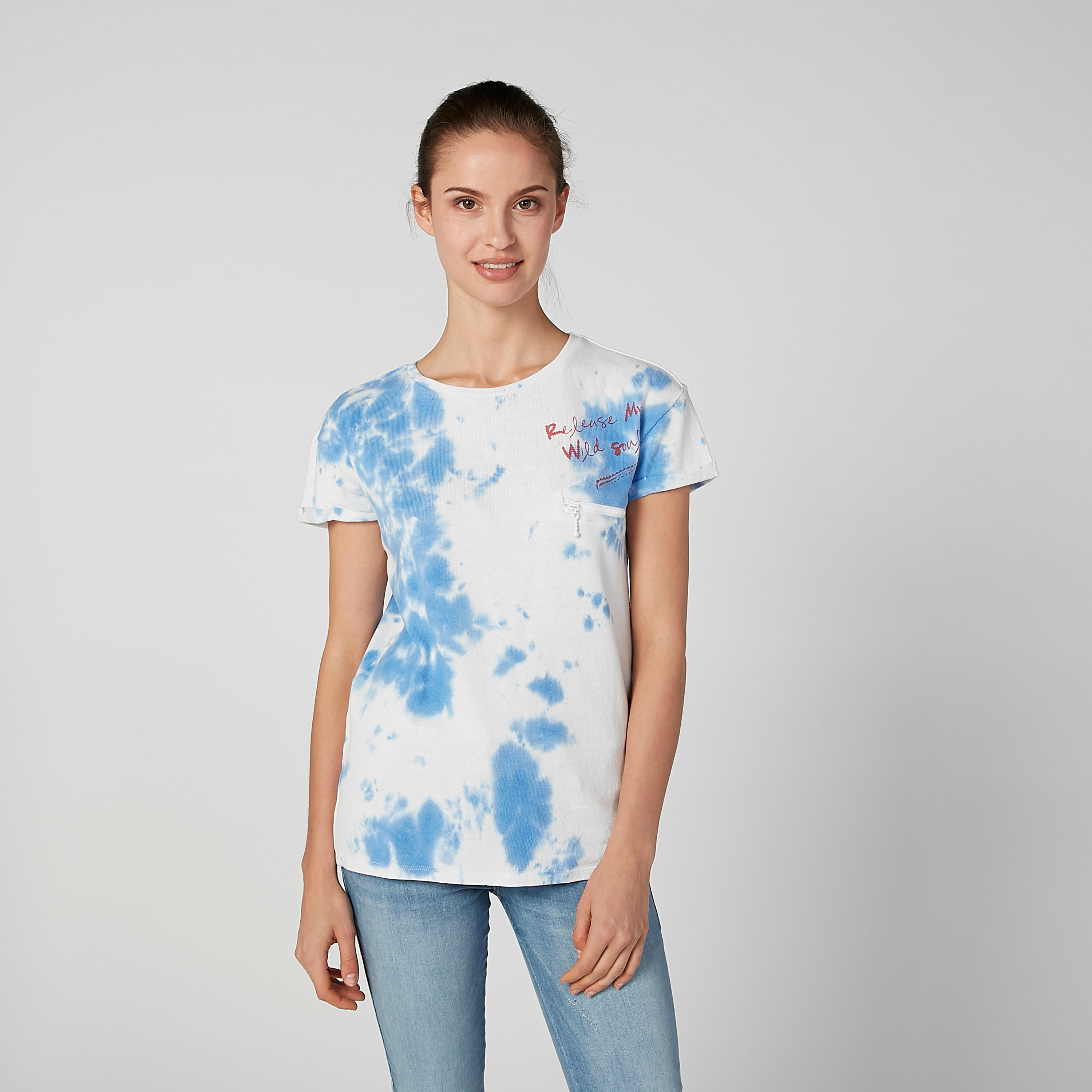 تيشيرت مستدام بياقة مستديرة وأكمام كاب وطبعات-women-clothing-tshirts-image-4