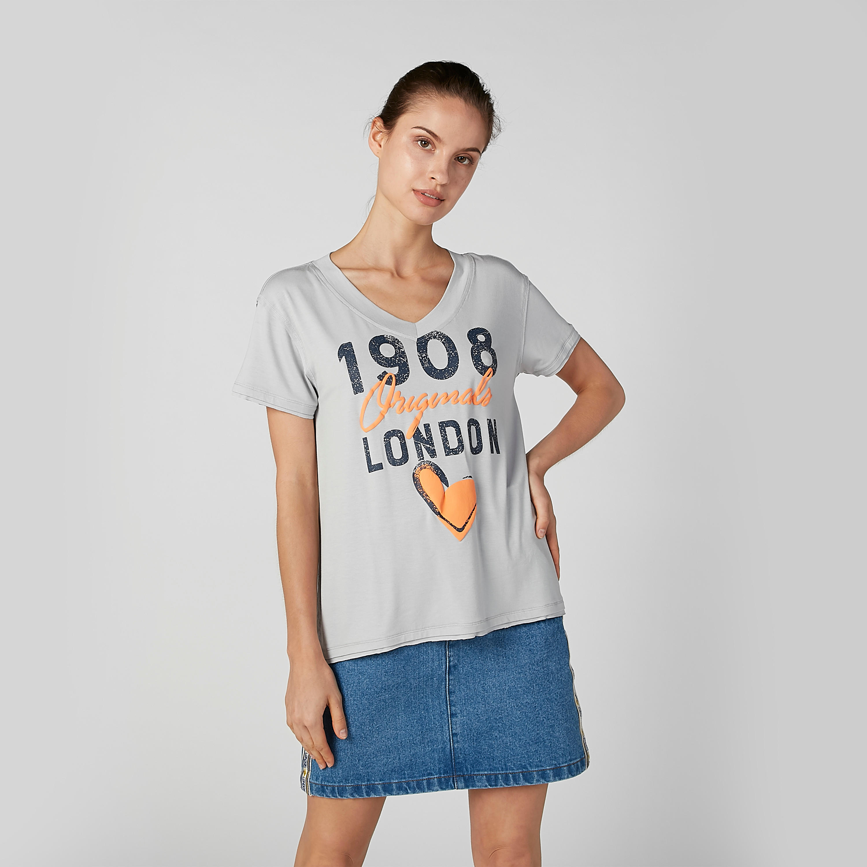تيشيرت مستدام بياقة V وأكمام قصيرة وطبعات -women-clothing-tshirts-image-2