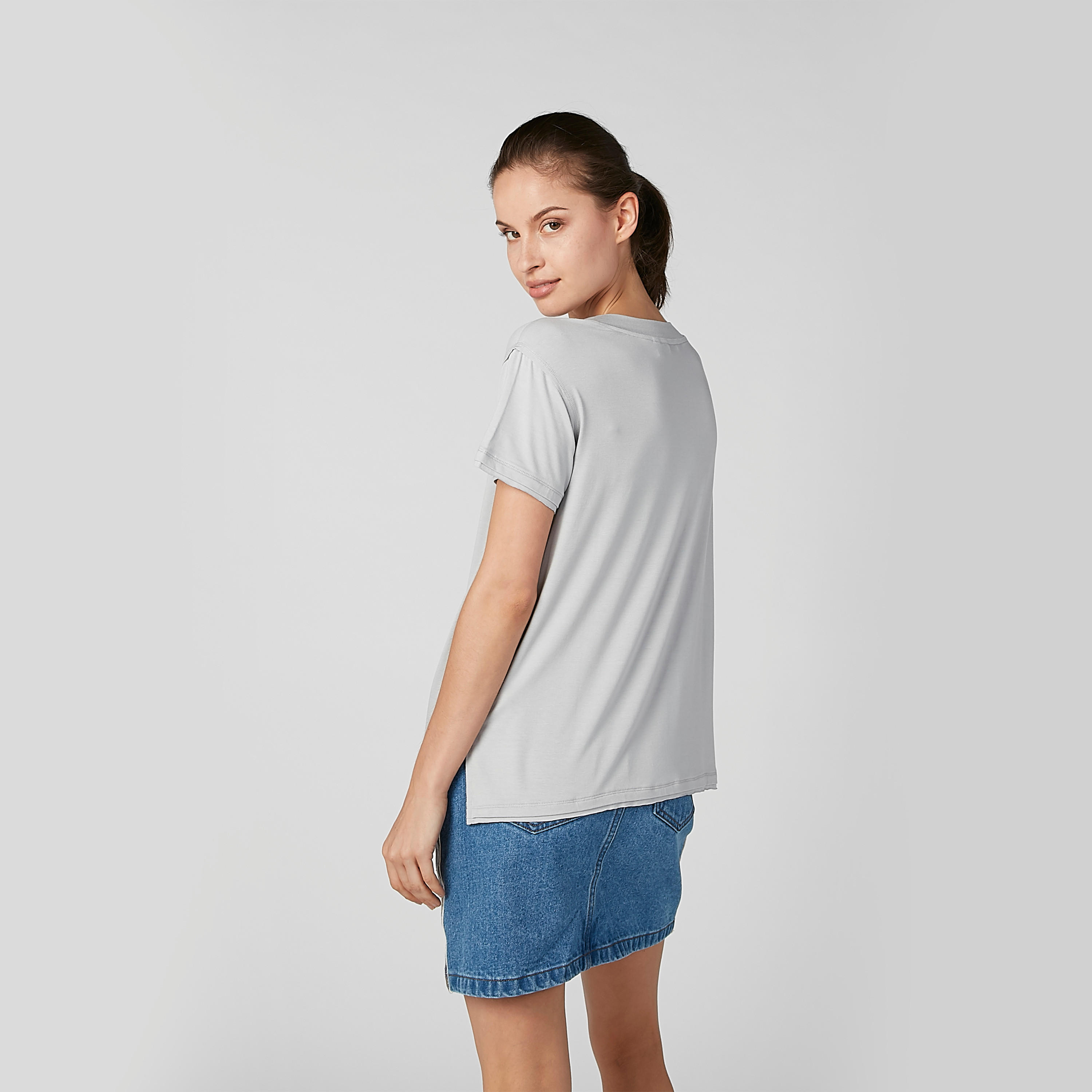 تيشيرت مستدام بياقة V وأكمام قصيرة وطبعات -women-clothing-tshirts-image-4