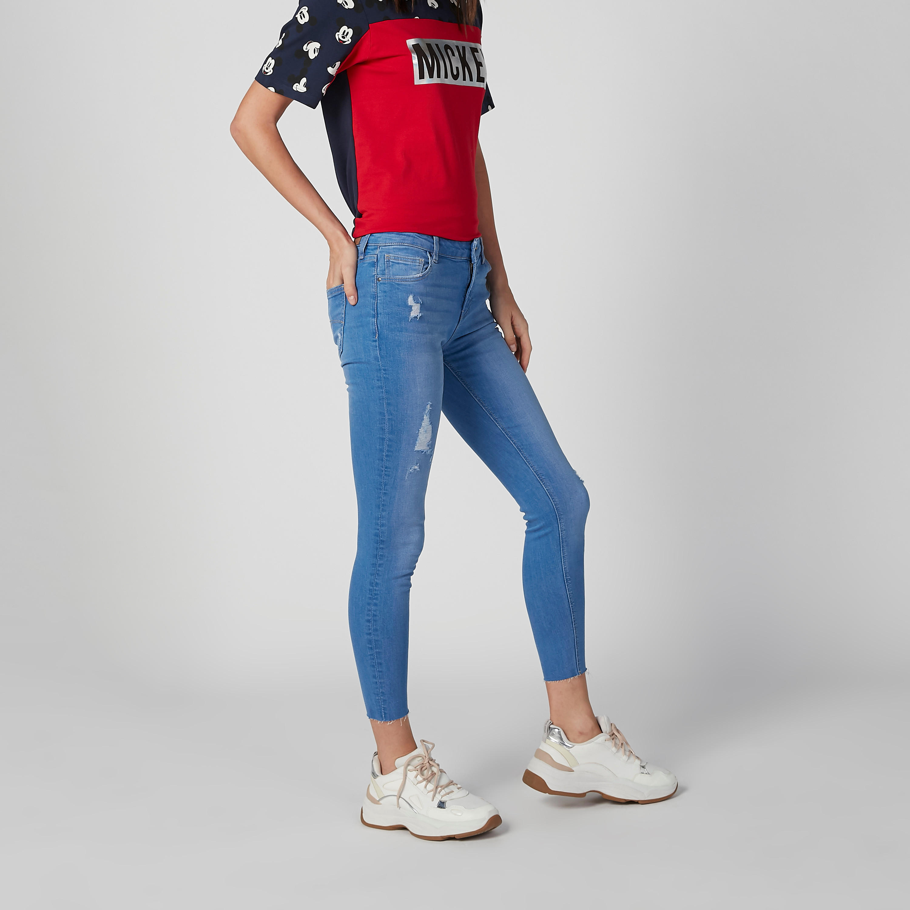 بنطلون جيز ممزّق مام فيت بخصر مرتفعبتفاصيل جيوب وحلقات حزام من لي كوبر-women-clothing-bottoms-jeans-image-1