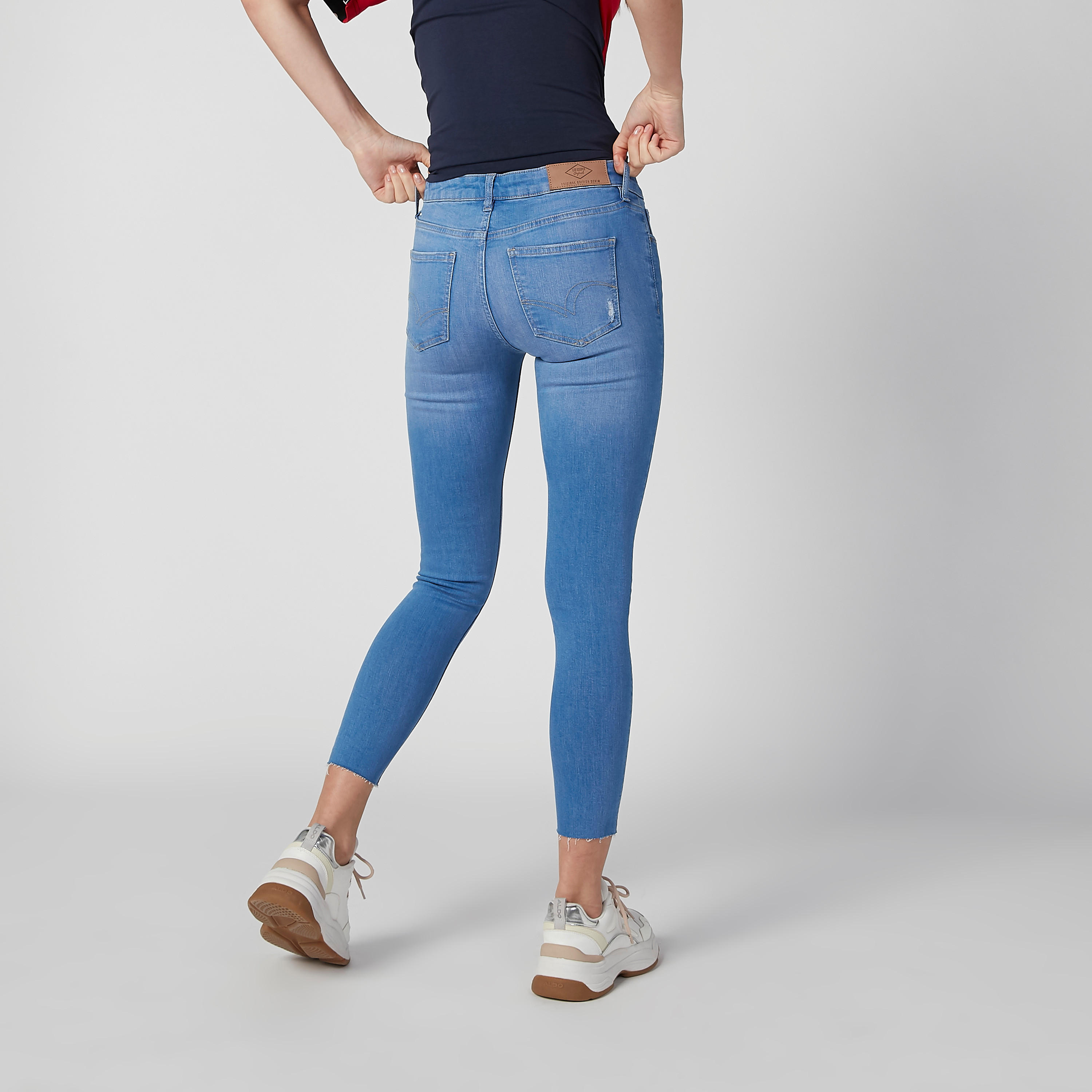 بنطلون جيز ممزّق مام فيت بخصر مرتفعبتفاصيل جيوب وحلقات حزام من لي كوبر-women-clothing-bottoms-jeans-image-5