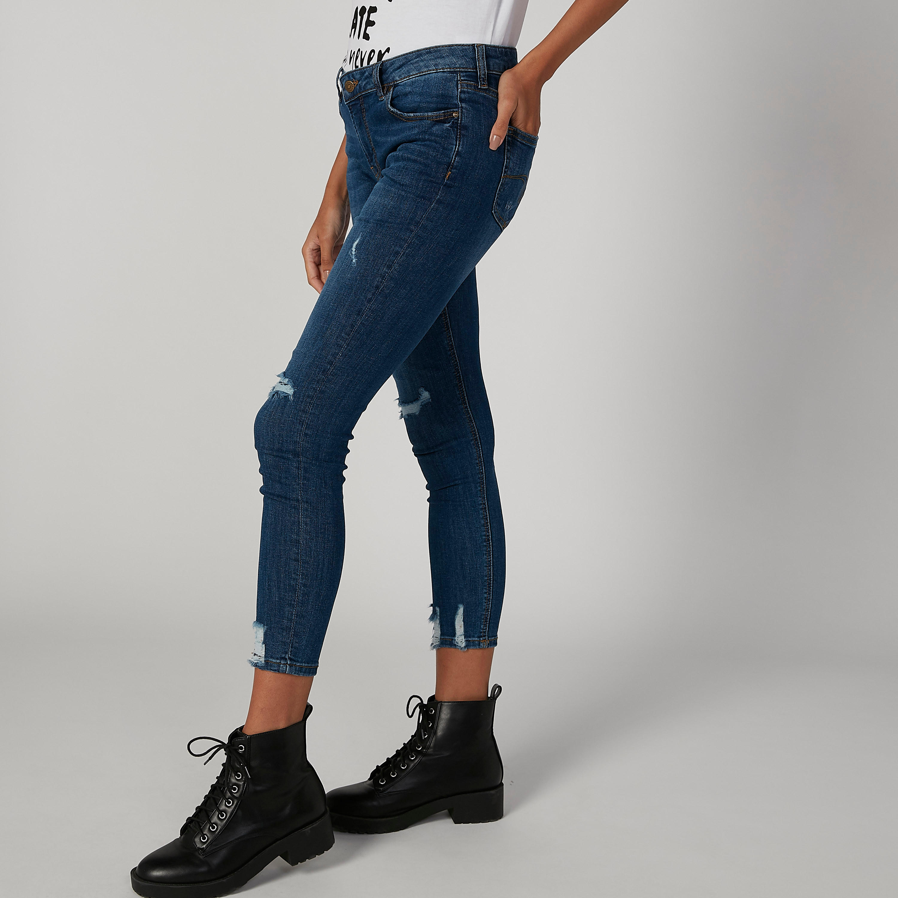بنطلون جينز ممزّق بخصر مرتفع وجيوب وحلقات للحزام-women-clothing-bottoms-jeans-image-1