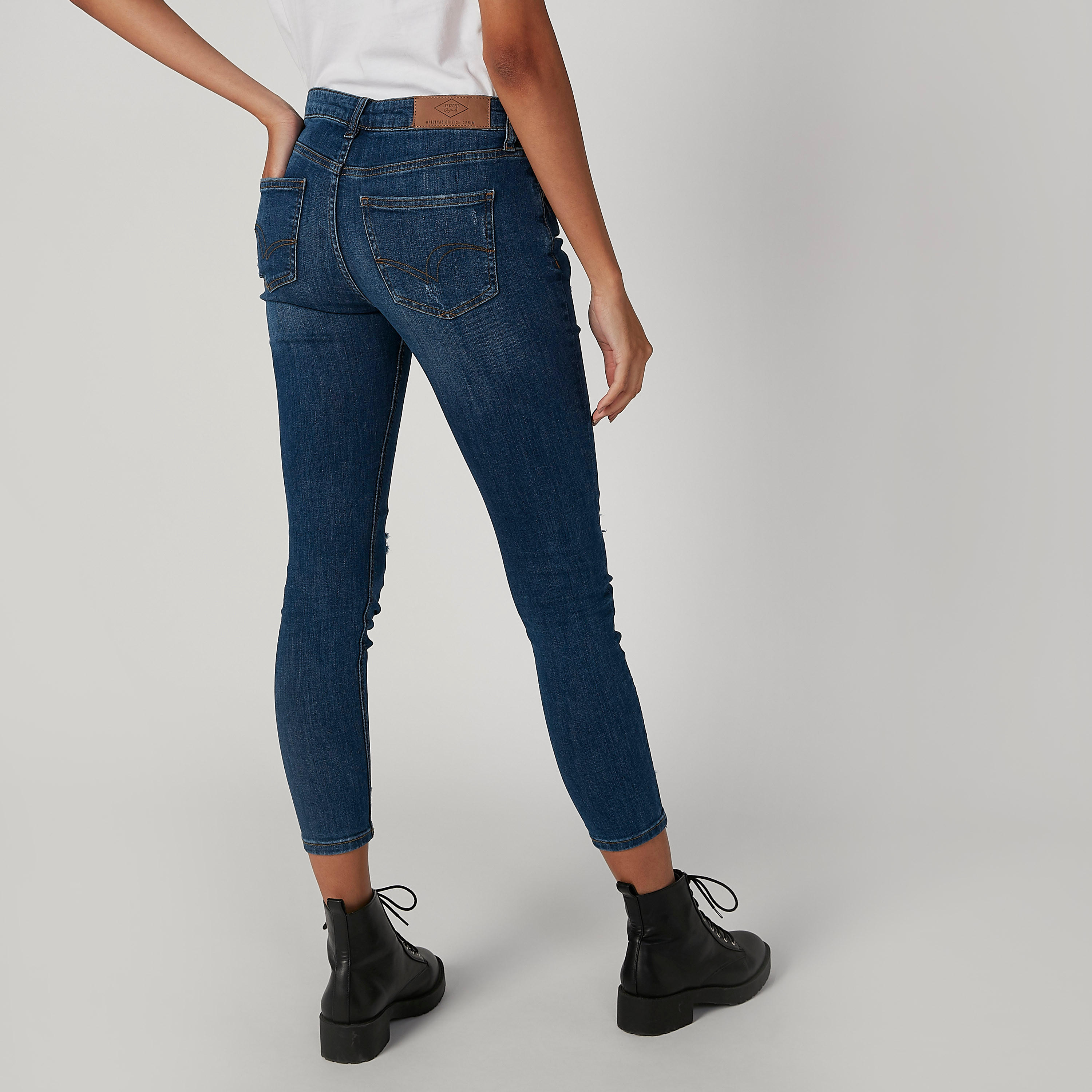 بنطلون جينز ممزّق بخصر مرتفع وجيوب وحلقات للحزام-women-clothing-bottoms-jeans-image-2