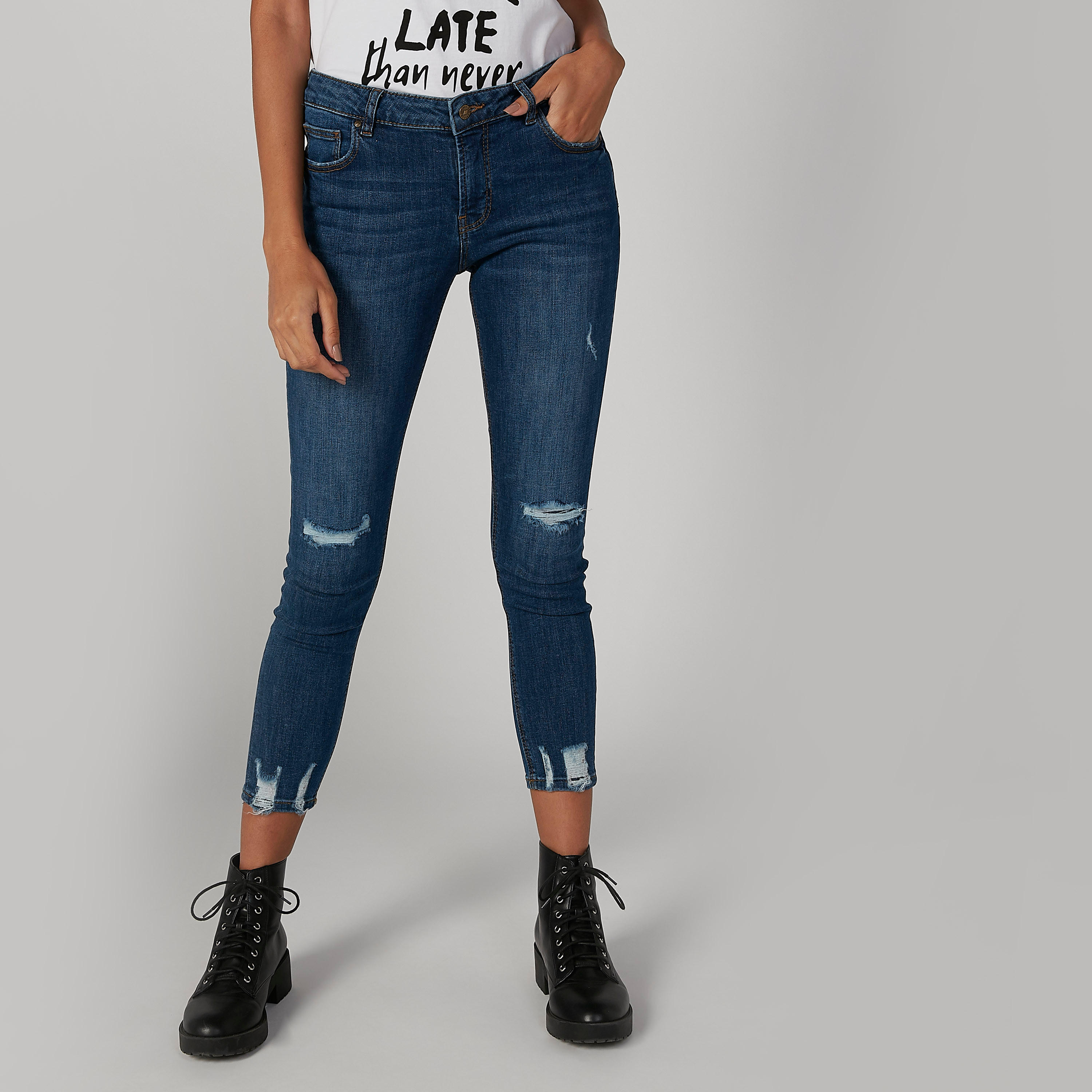 بنطلون جينز ممزّق بخصر مرتفع وجيوب وحلقات للحزام-women-clothing-bottoms-jeans-image-3