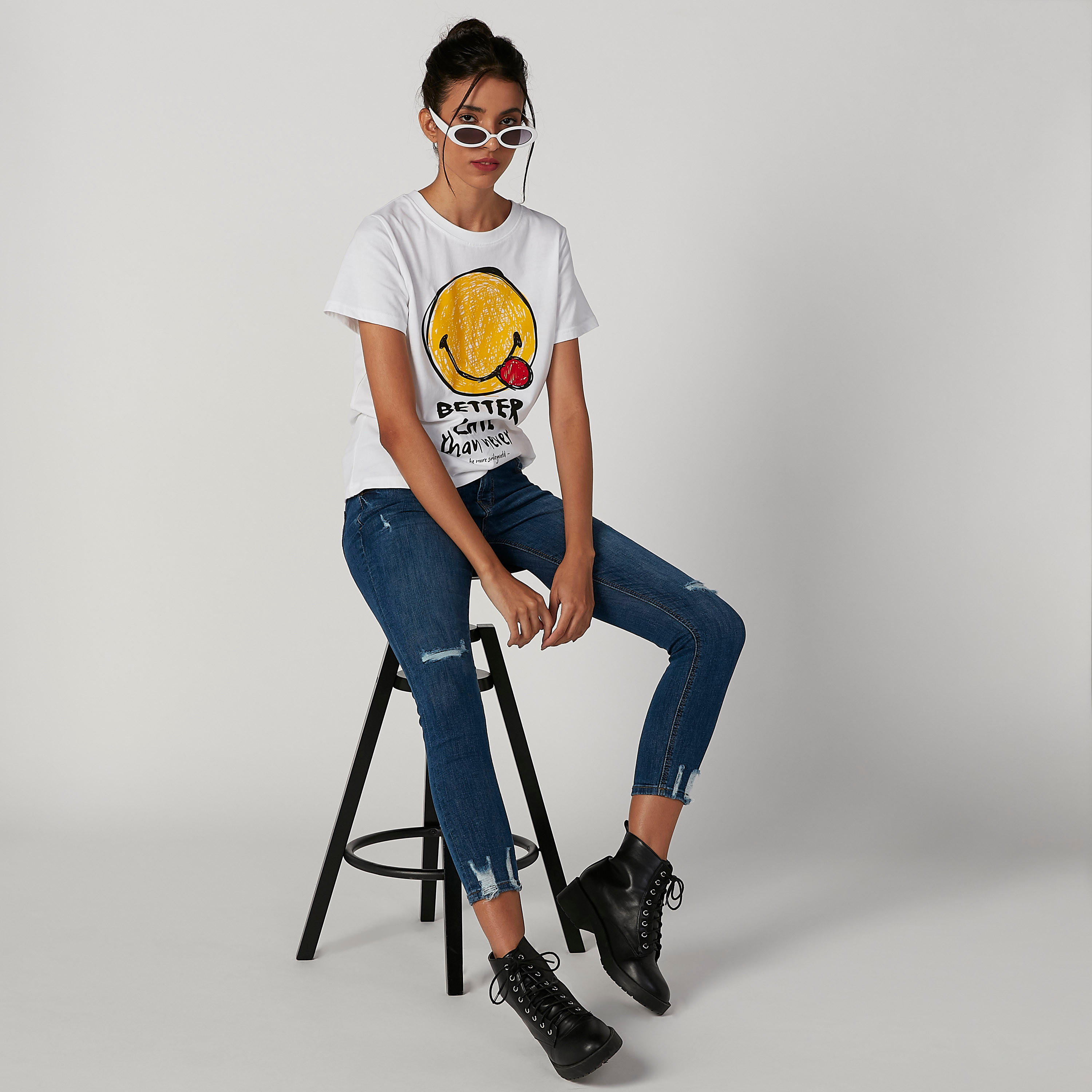 بنطلون جينز ممزّق بخصر مرتفع وجيوب وحلقات للحزام-women-clothing-bottoms-jeans-image-4