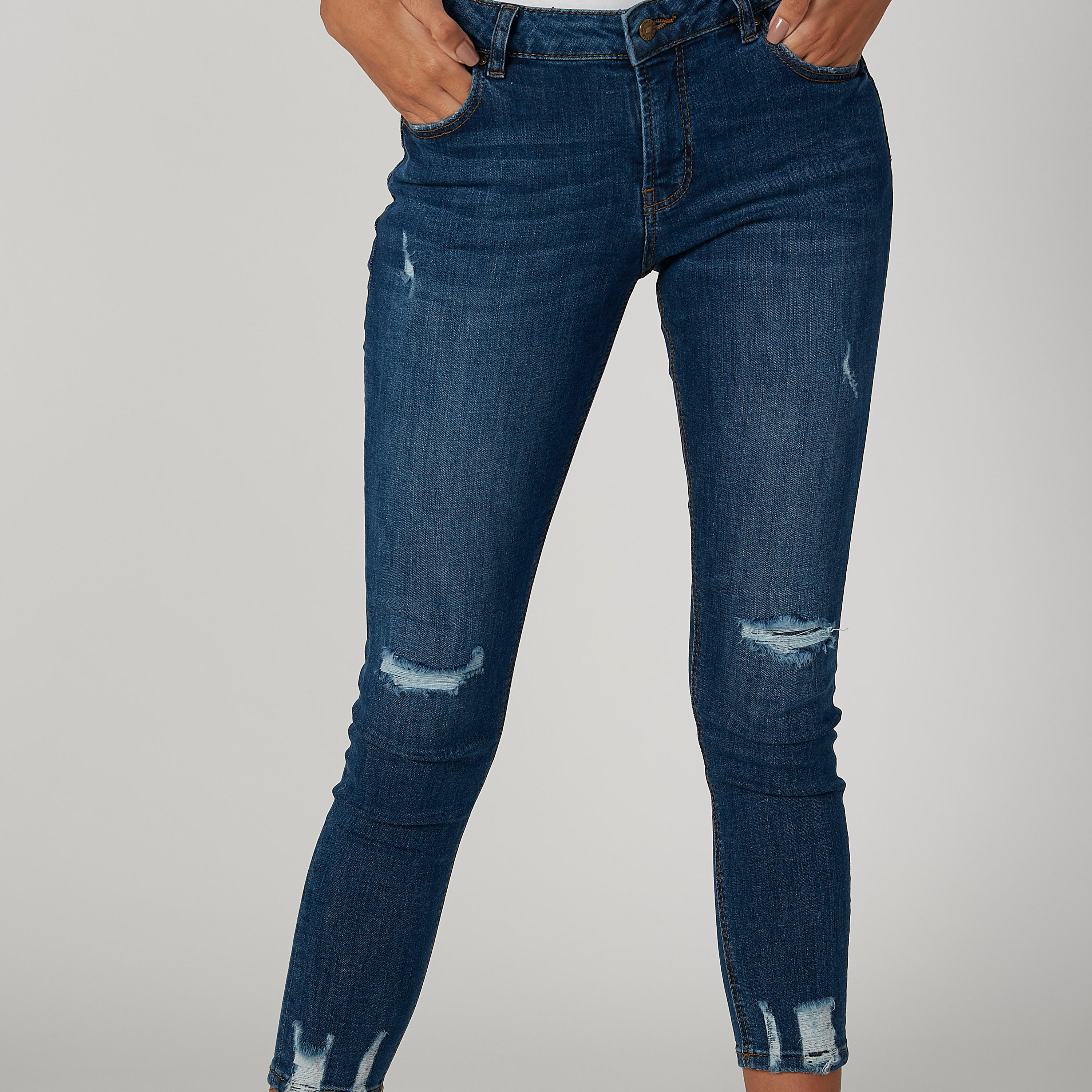 بنطلون جينز ممزّق بخصر مرتفع وجيوب وحلقات للحزام-women-clothing-bottoms-jeans-image-5
