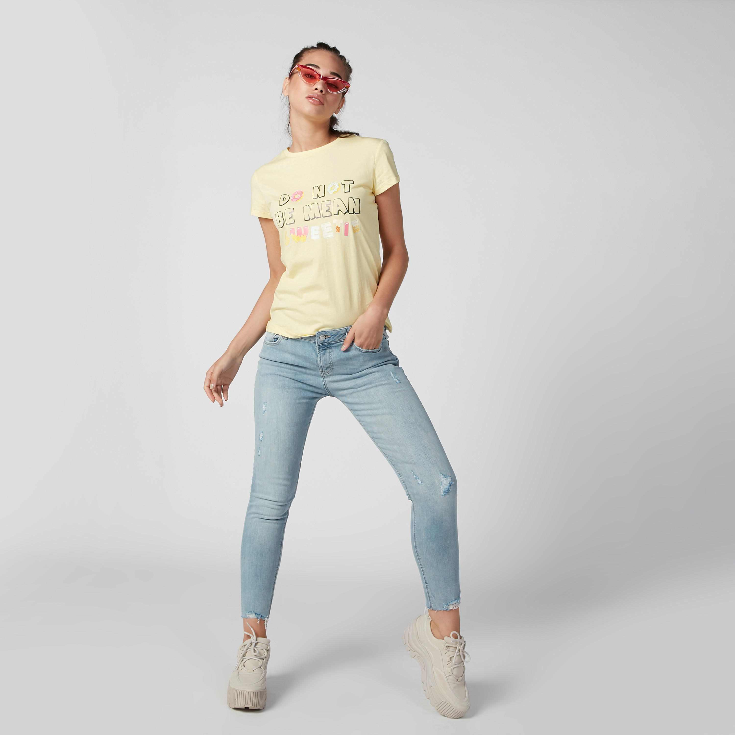 بنطال جينز ممزّق بخصر مرتفع وجيوب وحلقات للحزام-women-clothing-bottoms-jeans-image-1