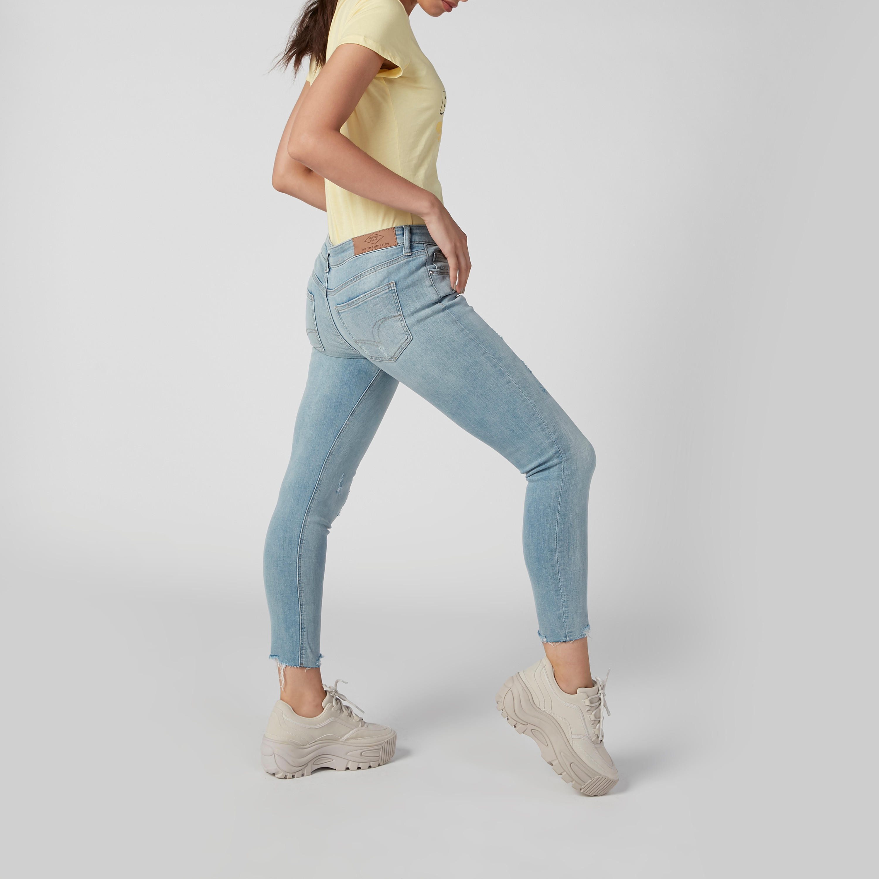 بنطال جينز ممزّق بخصر مرتفع وجيوب وحلقات للحزام-women-clothing-bottoms-jeans-image-2