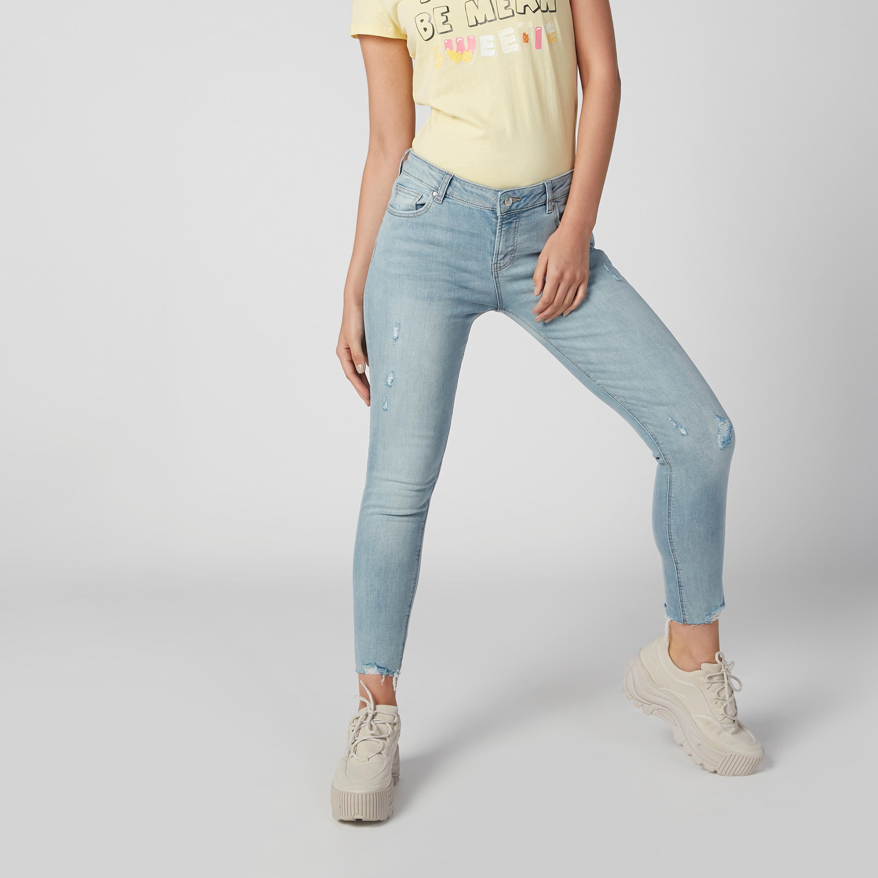 بنطال جينز ممزّق بخصر مرتفع وجيوب وحلقات للحزام-women-clothing-bottoms-jeans-image-3