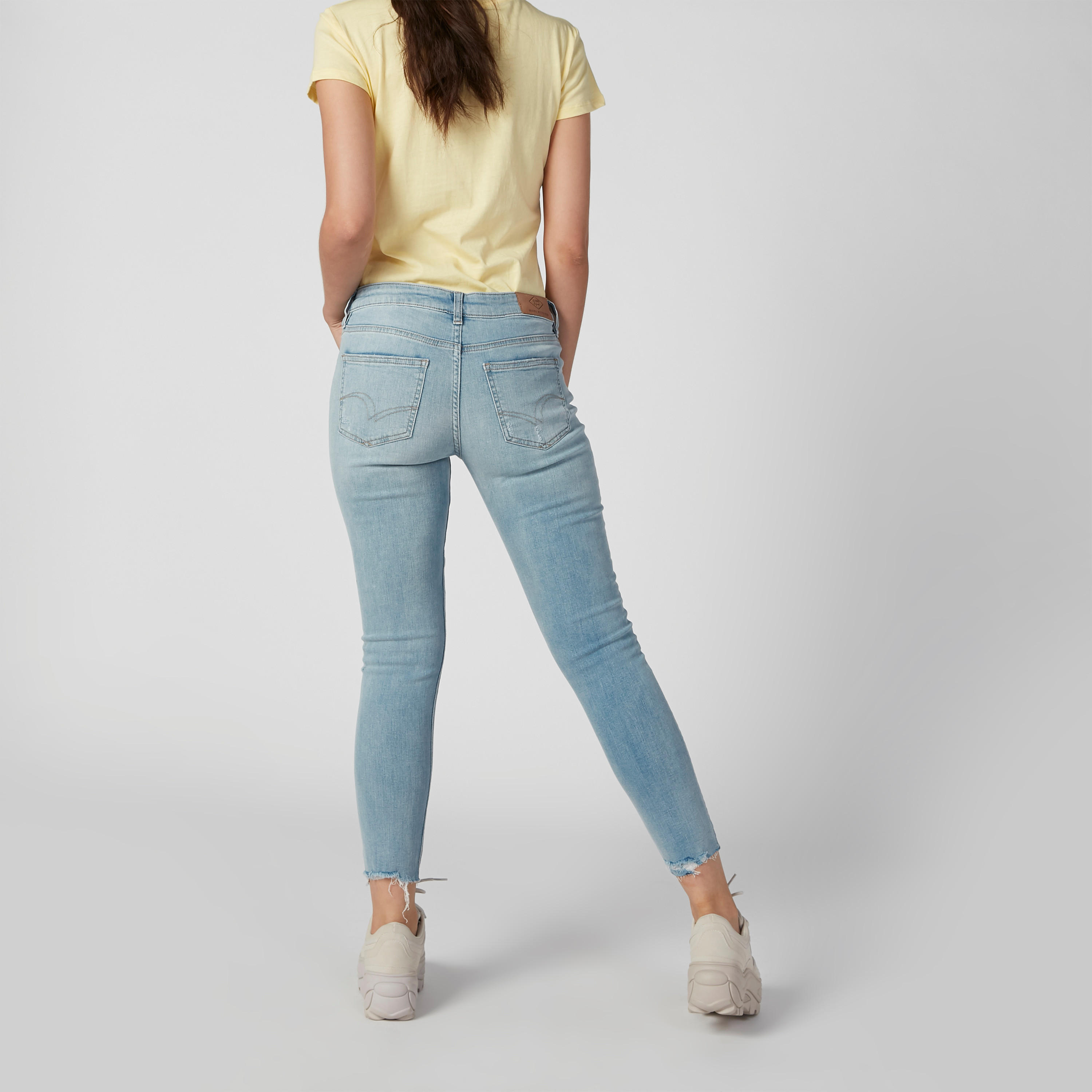 بنطال جينز ممزّق بخصر مرتفع وجيوب وحلقات للحزام-women-clothing-bottoms-jeans-image-4