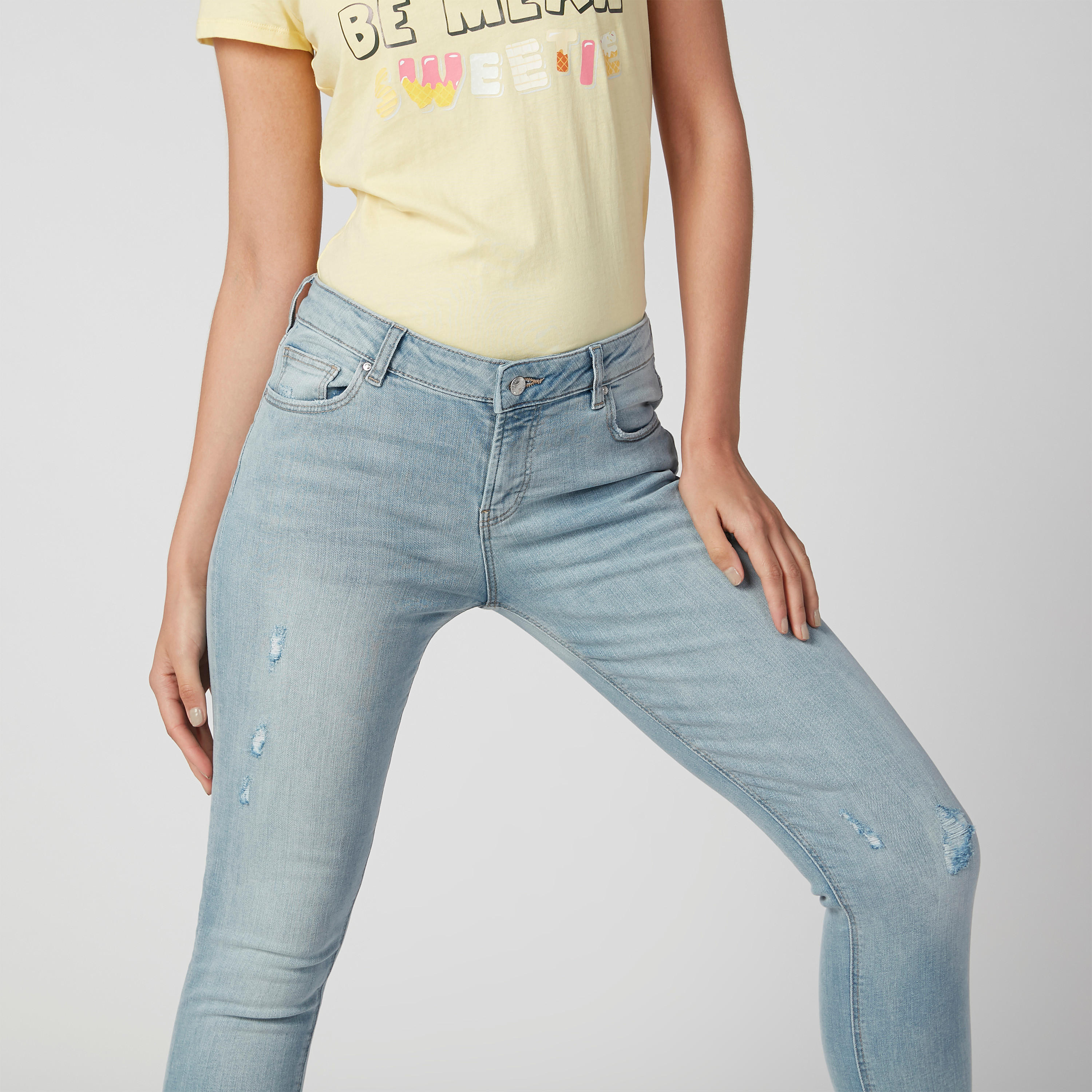 بنطال جينز ممزّق بخصر مرتفع وجيوب وحلقات للحزام-women-clothing-bottoms-jeans-image-5