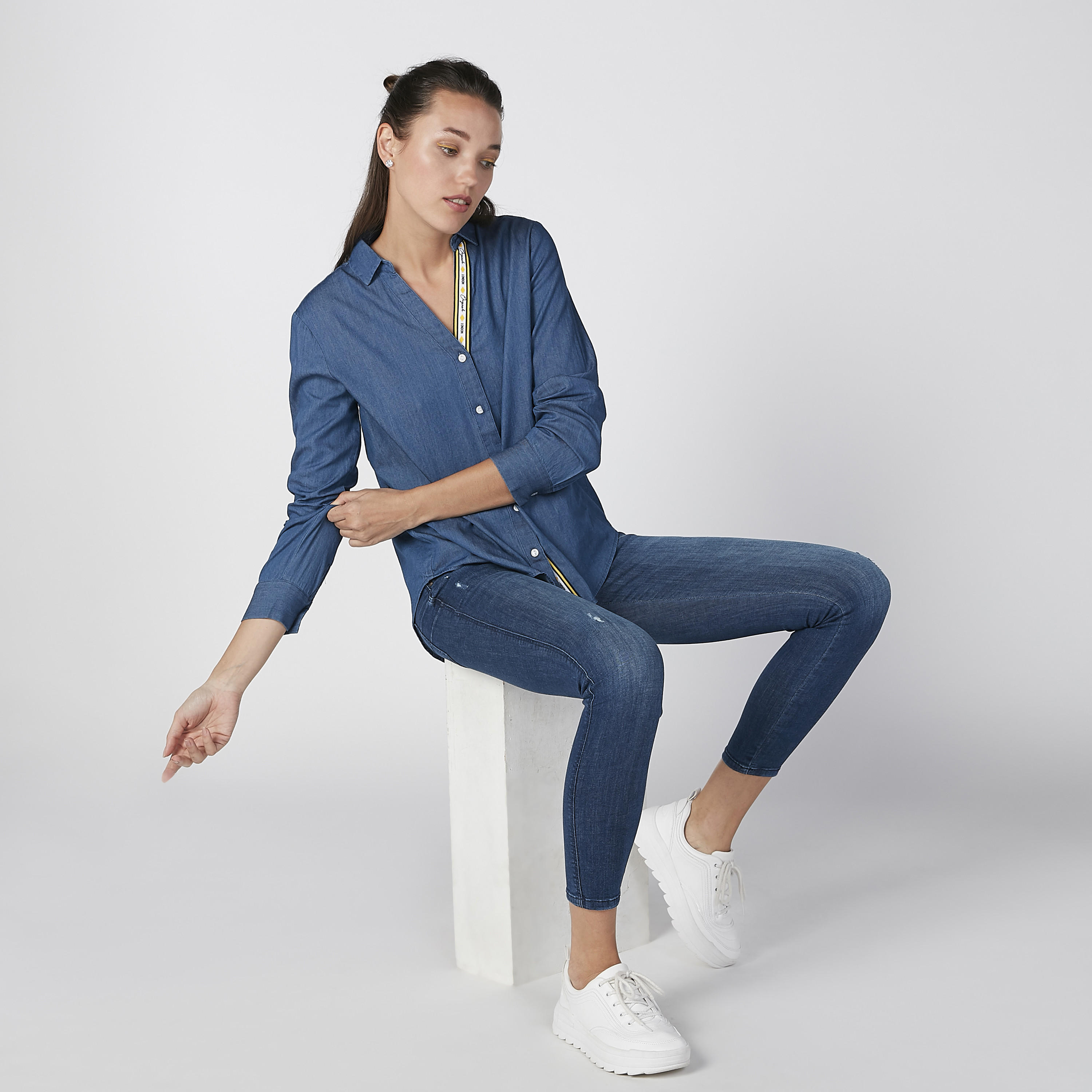 قميص سادة بياقة V وأكمام طويلة من لي كوبر-women-clothing-shirtsandblouses-shirts-image-1