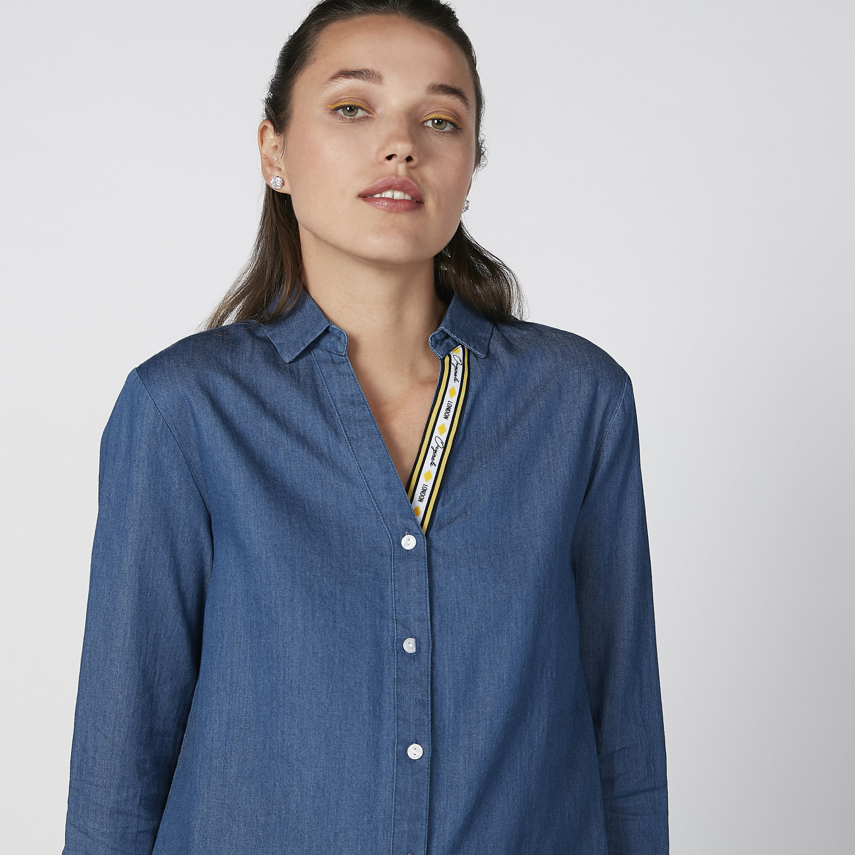 قميص سادة بياقة V وأكمام طويلة من لي كوبر-women-clothing-shirtsandblouses-shirts-image-4