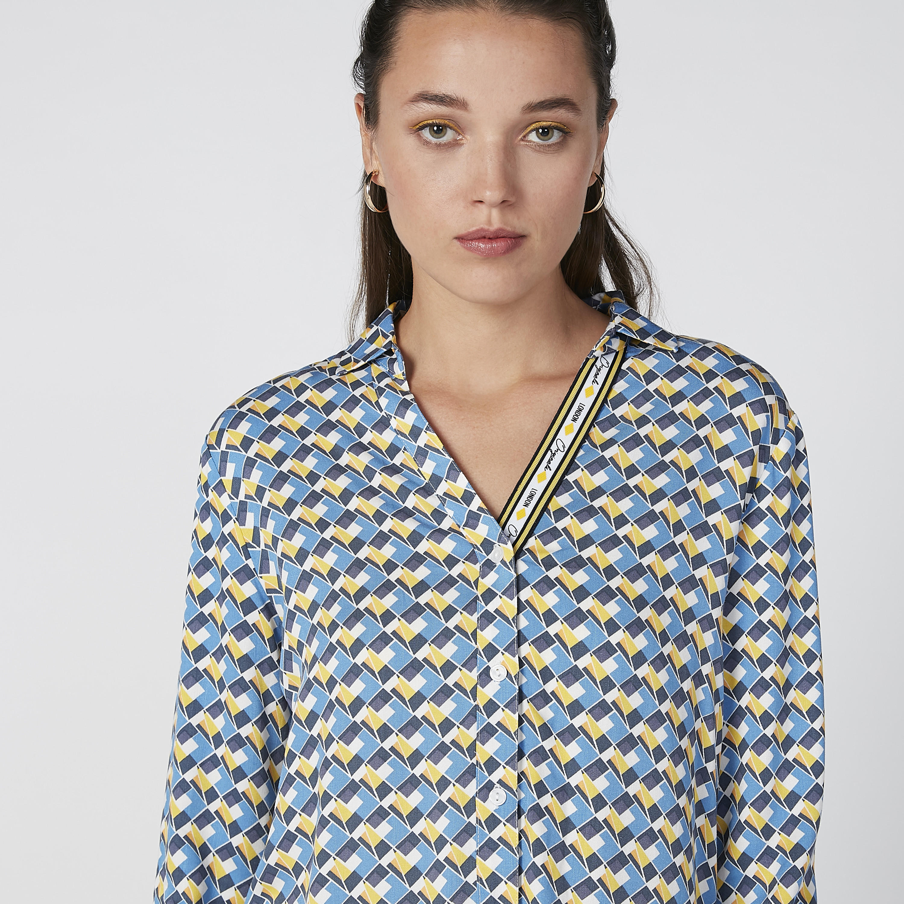 قميص بياقة V وحوّاف غير مستوية وطبعات من لي كوبر-women-clothing-shirtsandblouses-shirts-image-5