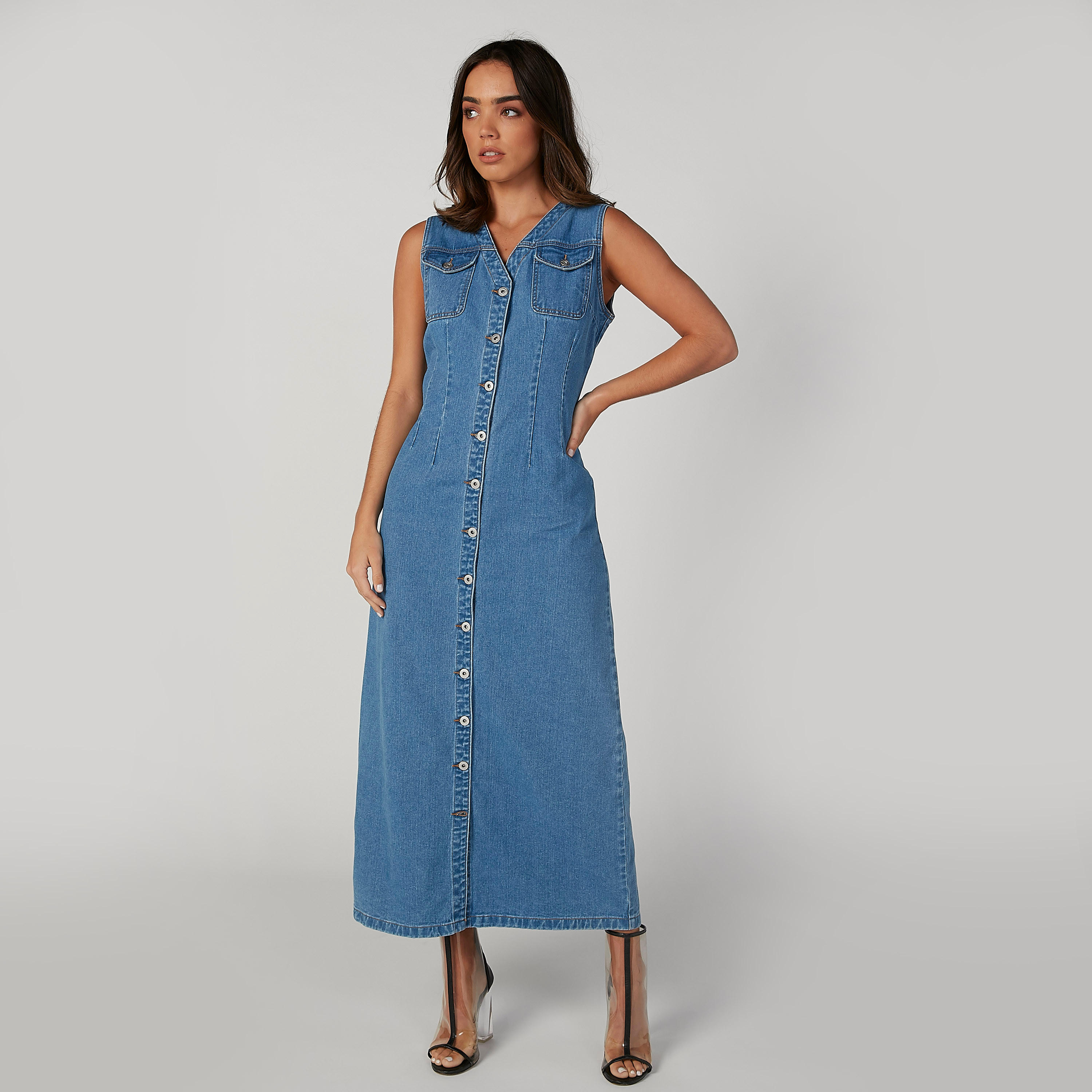 فستان قميص دينم طويل دون أكمام بجيوب بطيّة من لي كوبر-women-clothing-dresses-image-1