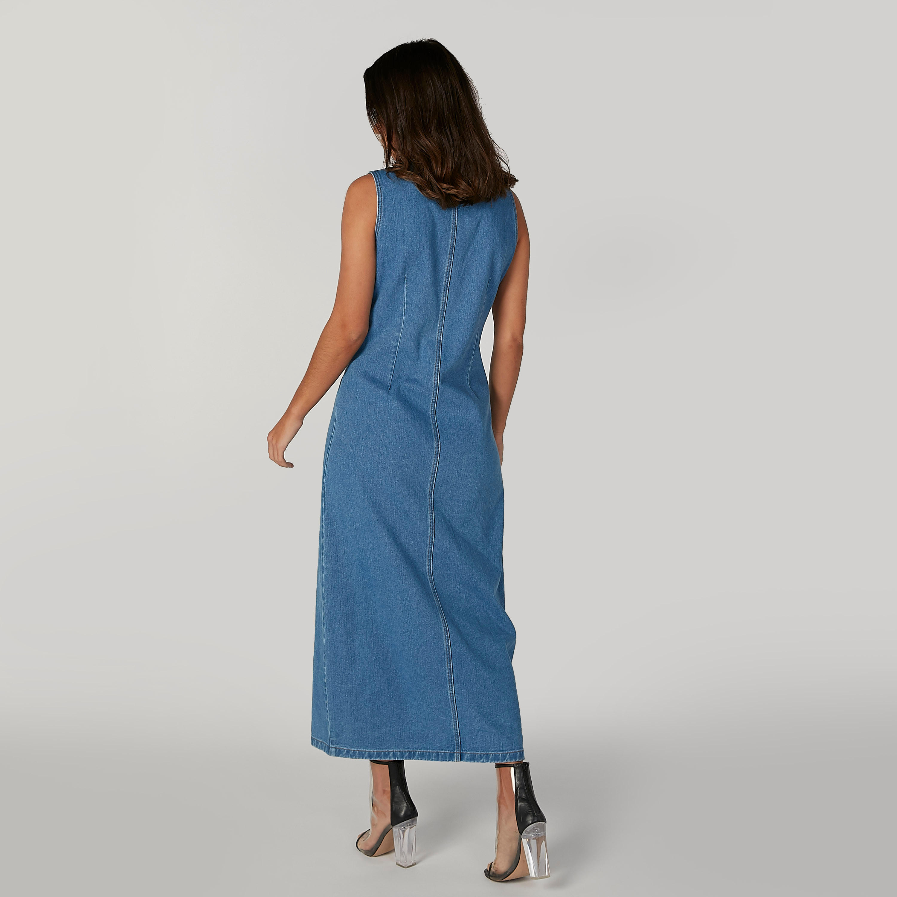 فستان قميص دينم طويل دون أكمام بجيوب بطيّة من لي كوبر-women-clothing-dresses-image-2
