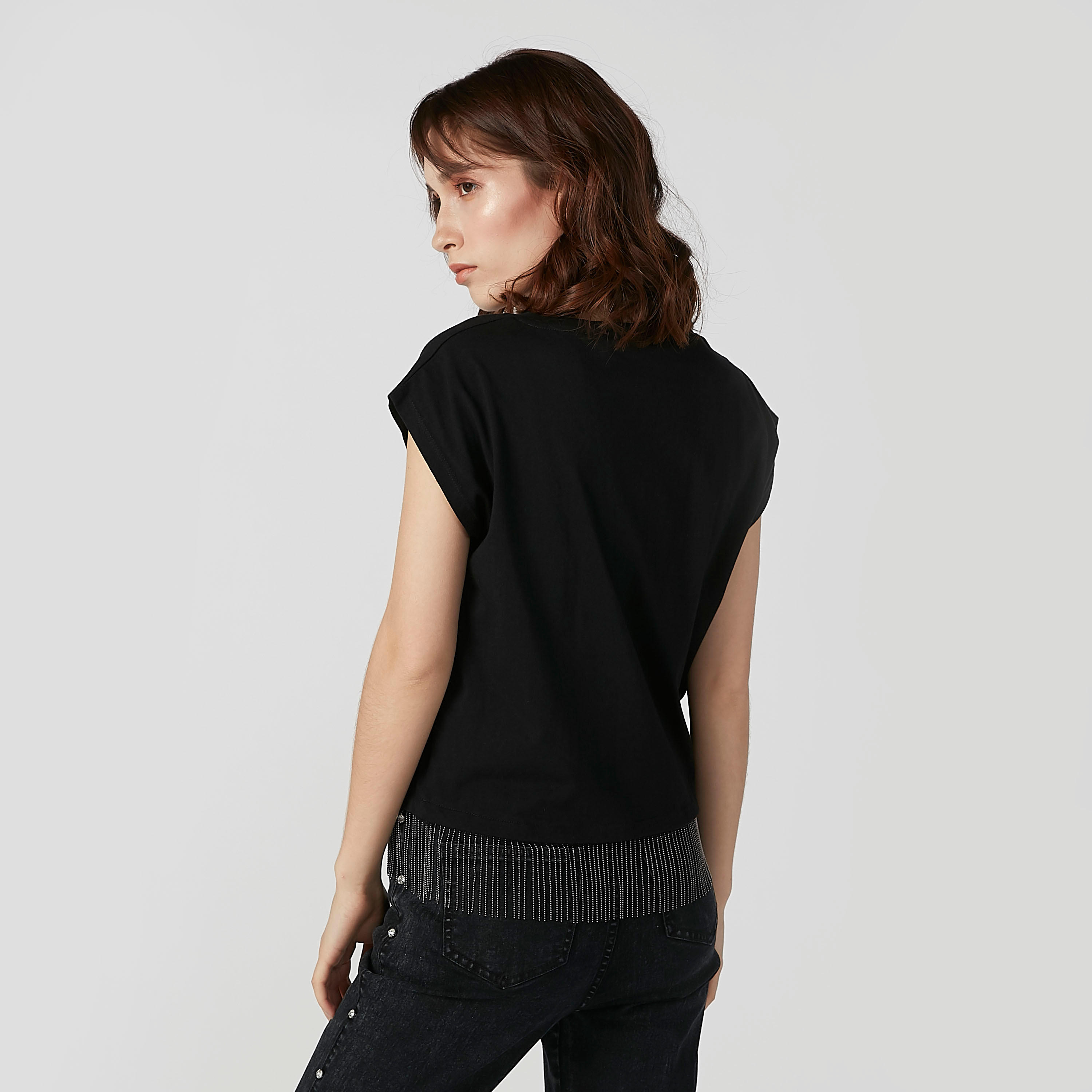 بلوزة سادة بياقة مستديرة وشراشيب-women-clothing-tshirts-image-2