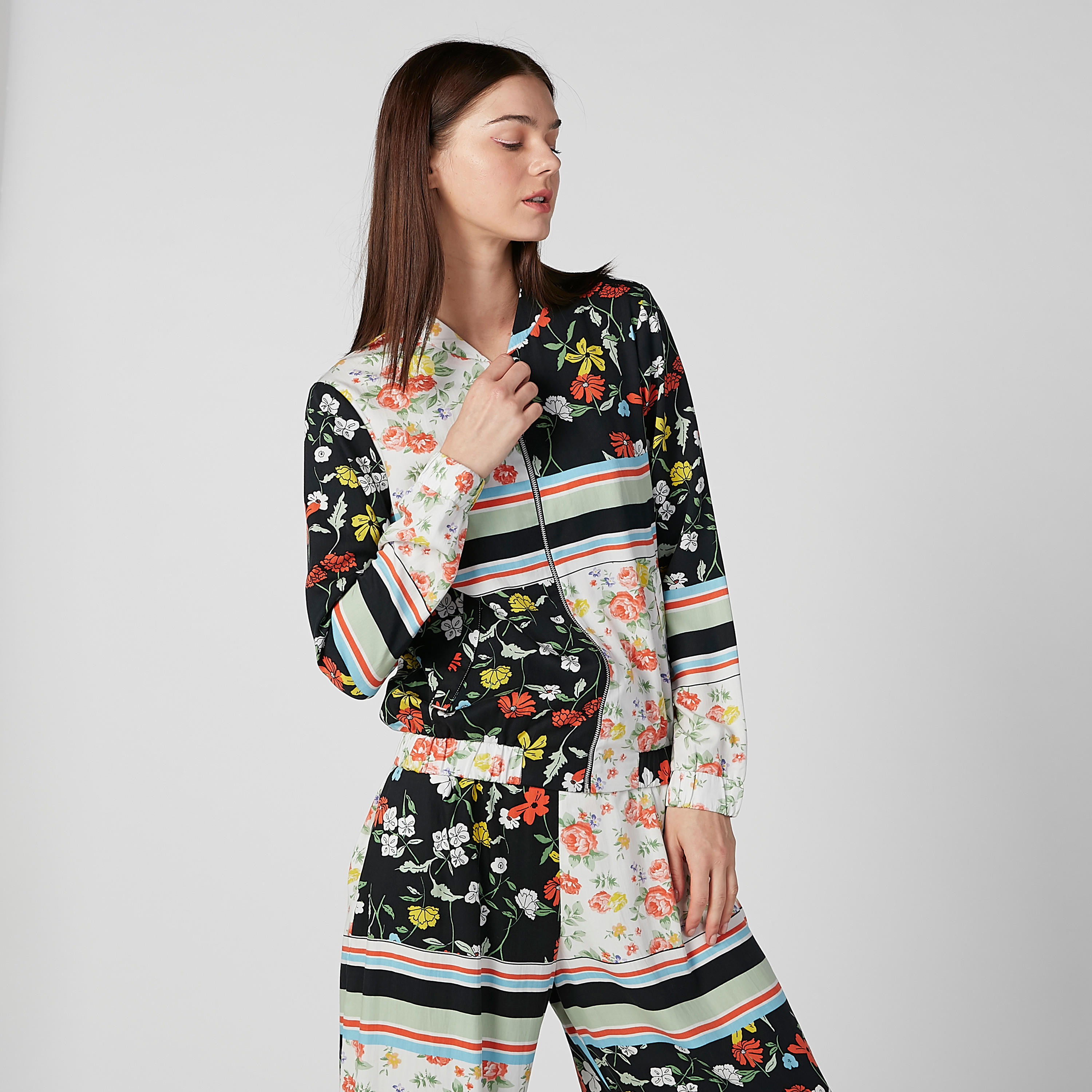 قميص بياقة V وحوّاف مطّاطية وطبعات زهرية من لي كوبر-women-clothing-shirtsandblouses-shirts-image-1
