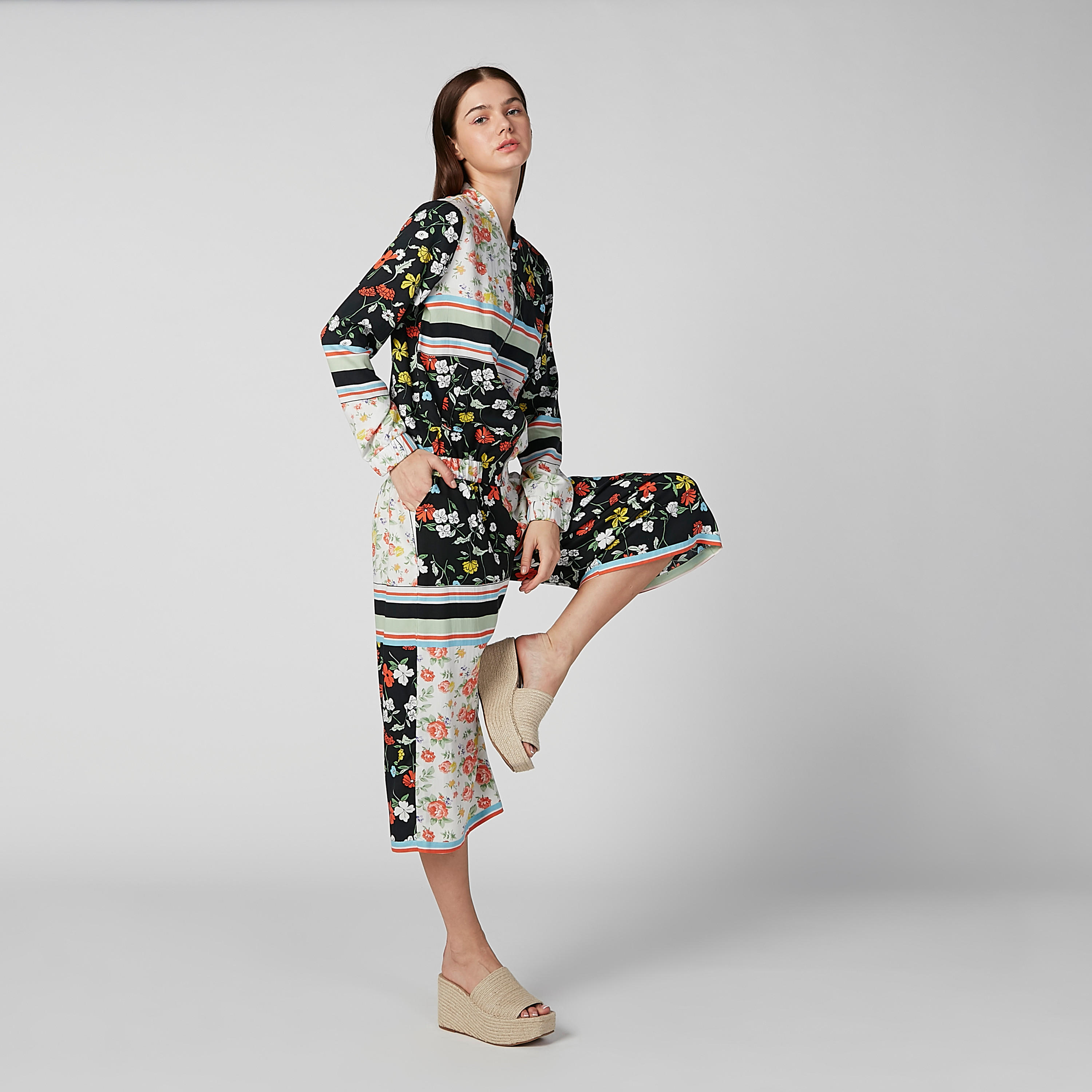قميص بياقة V وحوّاف مطّاطية وطبعات زهرية من لي كوبر-women-clothing-shirtsandblouses-shirts-image-2