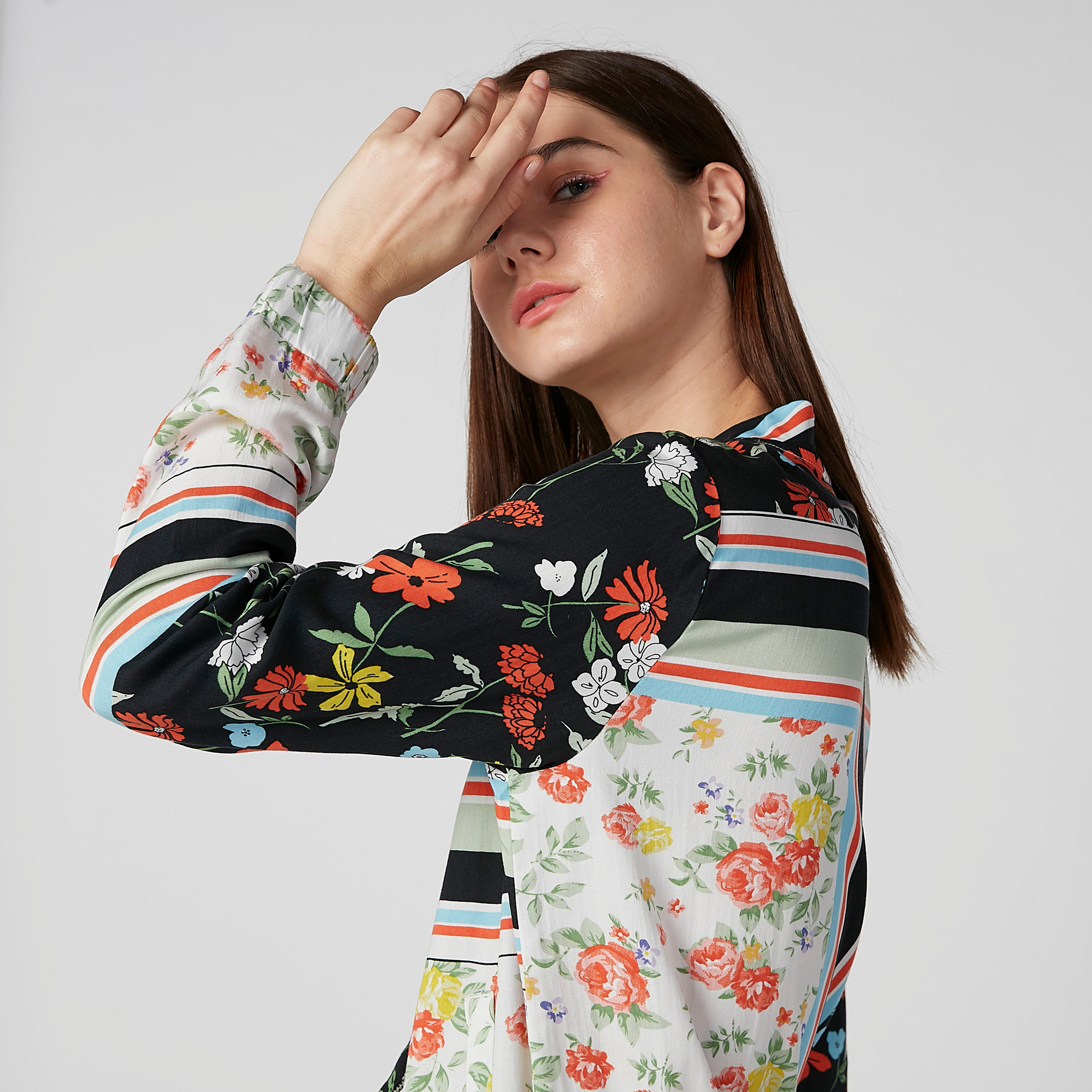 قميص بياقة V وحوّاف مطّاطية وطبعات زهرية من لي كوبر-women-clothing-shirtsandblouses-shirts-image-3