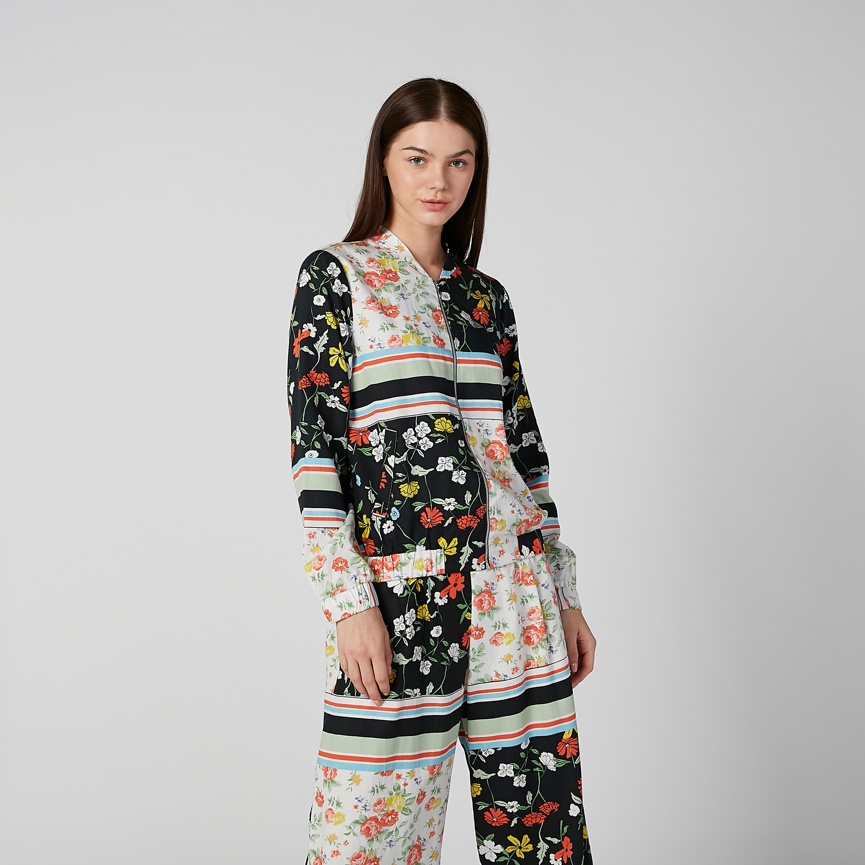 قميص بياقة V وحوّاف مطّاطية وطبعات زهرية من لي كوبر-women-clothing-shirtsandblouses-shirts-image-4