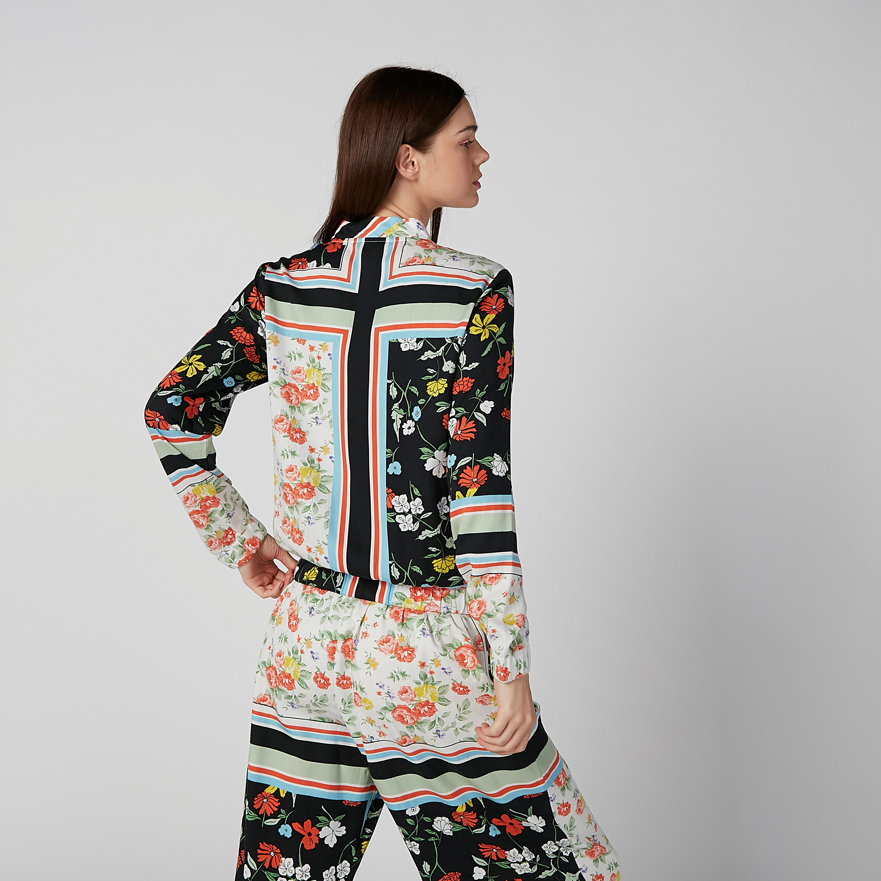 قميص بياقة V وحوّاف مطّاطية وطبعات زهرية من لي كوبر-women-clothing-shirtsandblouses-shirts-image-5
