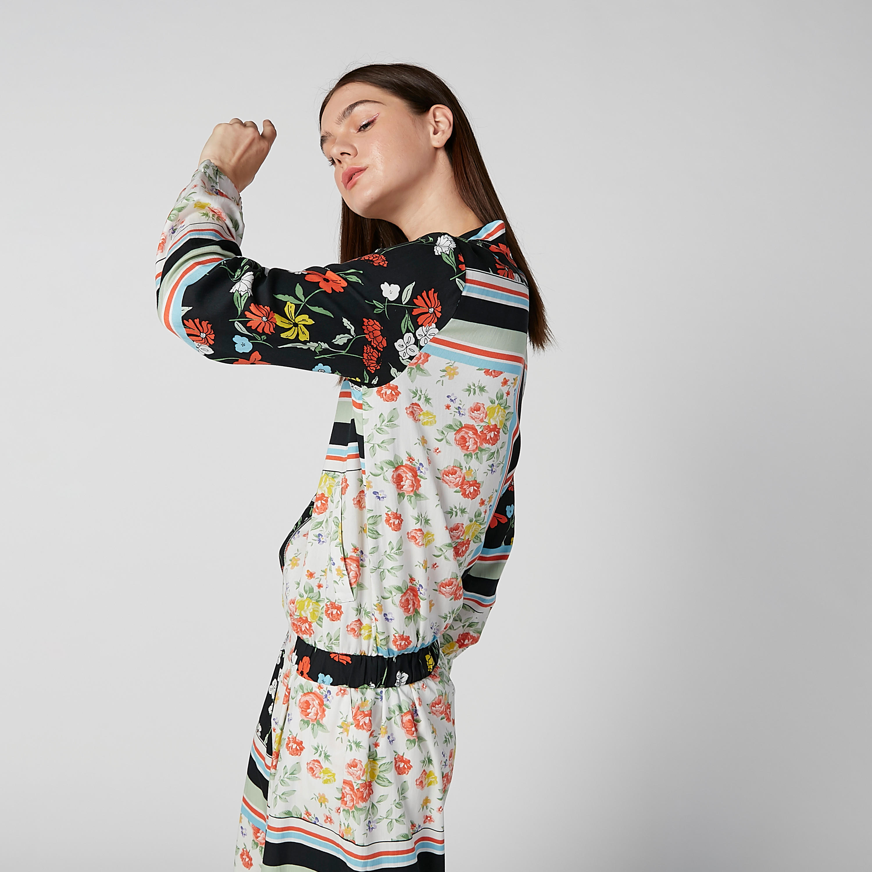قميص بياقة V وحوّاف مطّاطية وطبعات زهرية من لي كوبر-women-clothing-shirtsandblouses-shirts-image-6
