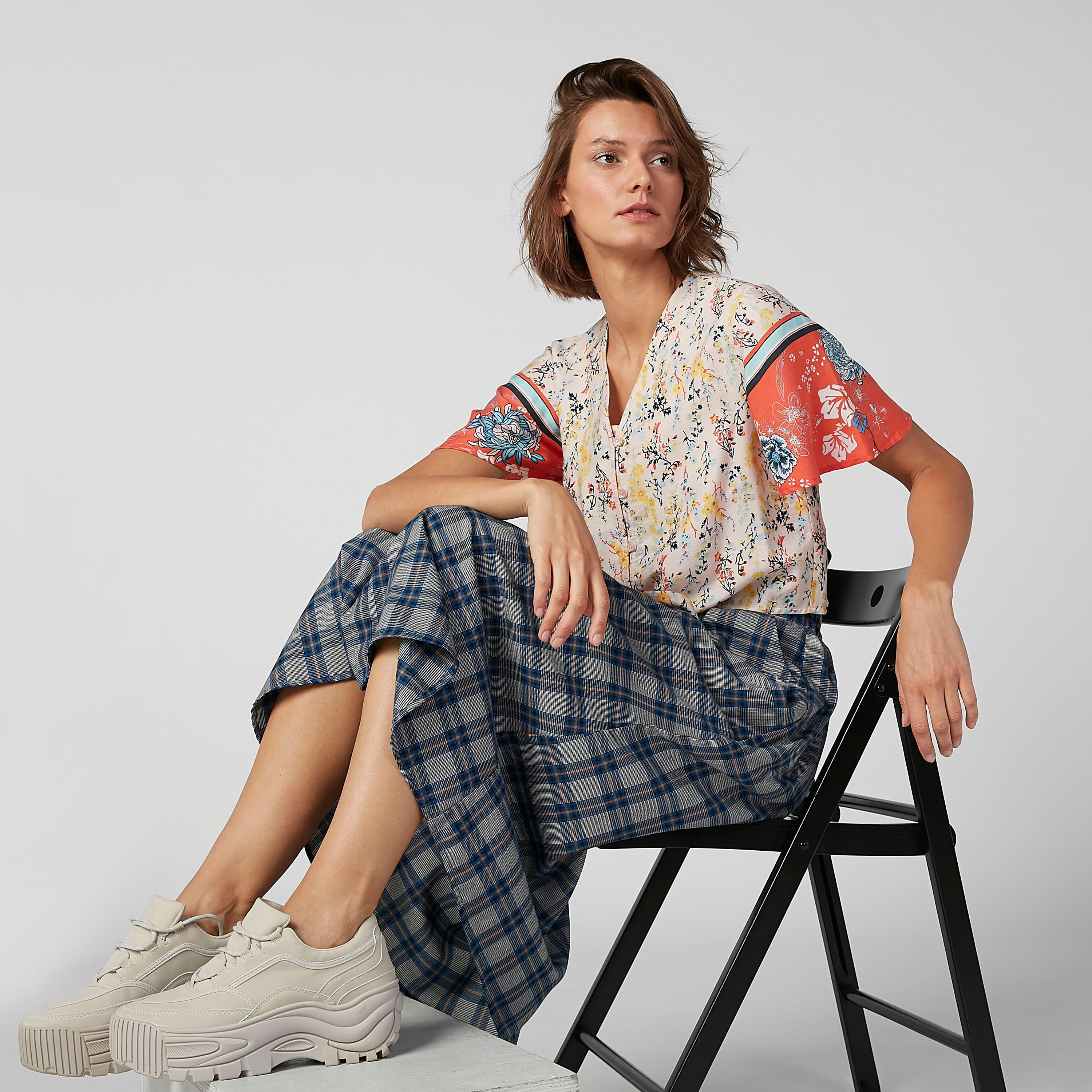 قميص بياقة V وحوّاف رباط وطبعات زهرية من لي كوبر-women-clothing-shirtsandblouses-shirts-image-1
