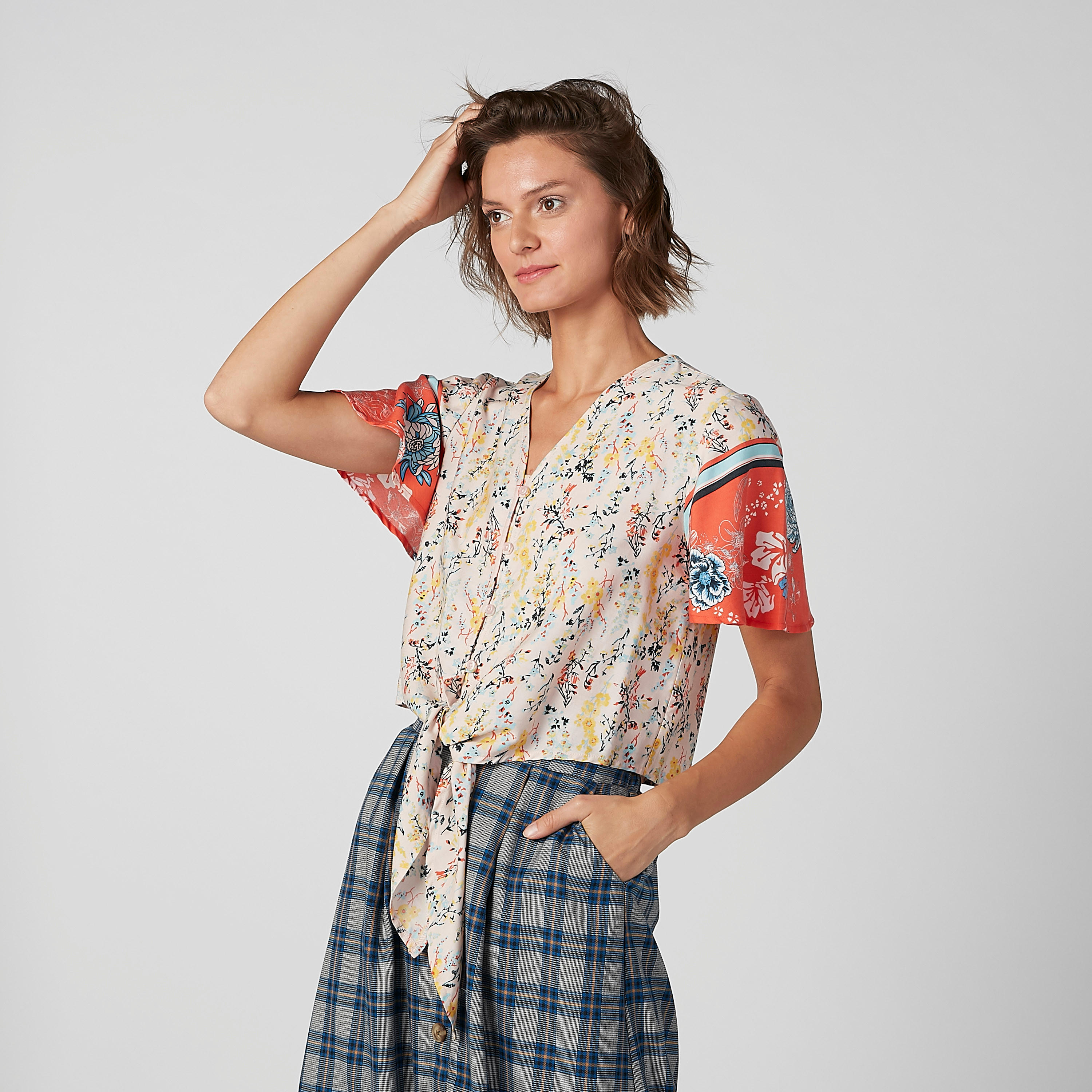 قميص بياقة V وحوّاف رباط وطبعات زهرية من لي كوبر-women-clothing-shirtsandblouses-shirts-image-2