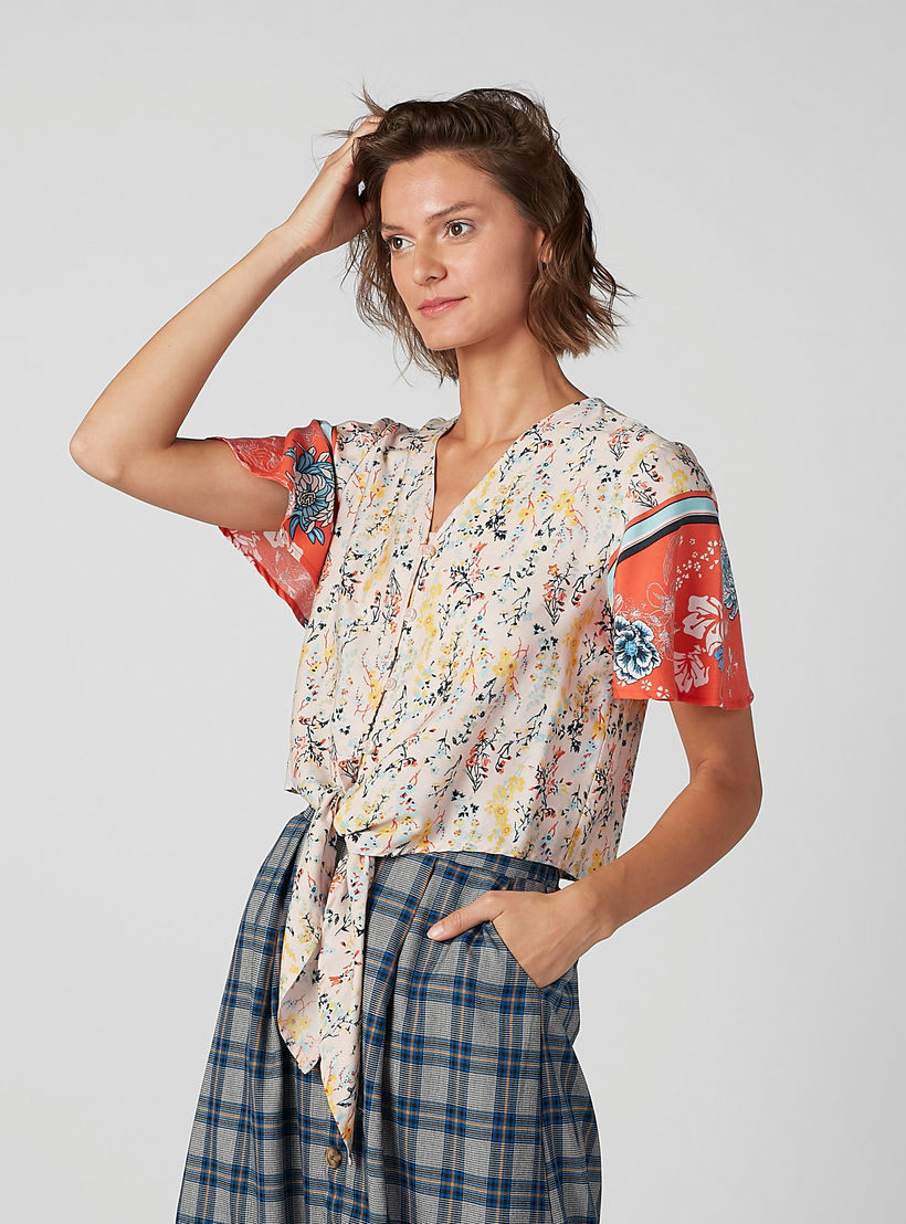 قميص بياقة V وحوّاف رباط وطبعات زهرية من لي كوبر-women-clothing-shirtsandblouses-shirts-image-2