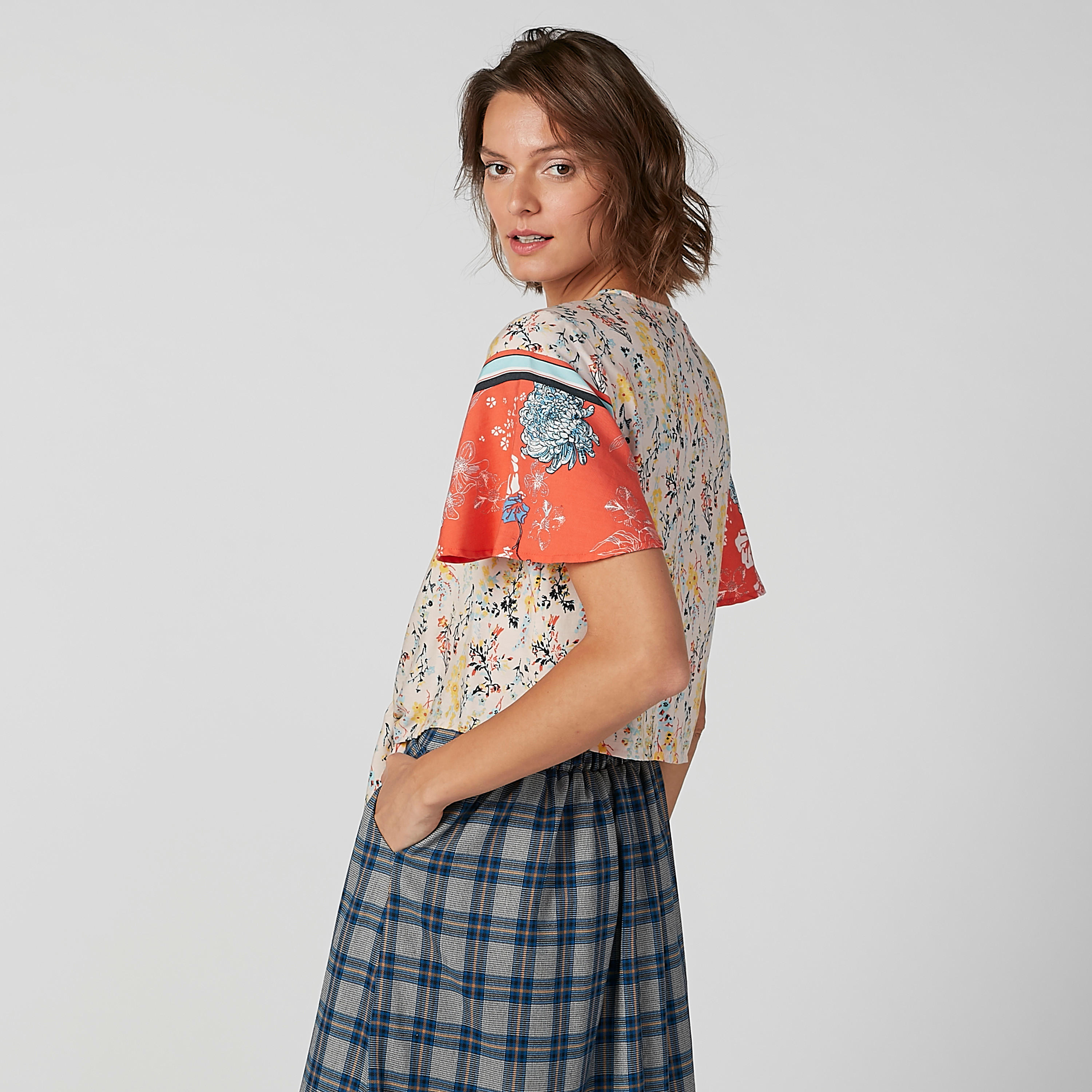 قميص بياقة V وحوّاف رباط وطبعات زهرية من لي كوبر-women-clothing-shirtsandblouses-shirts-image-3