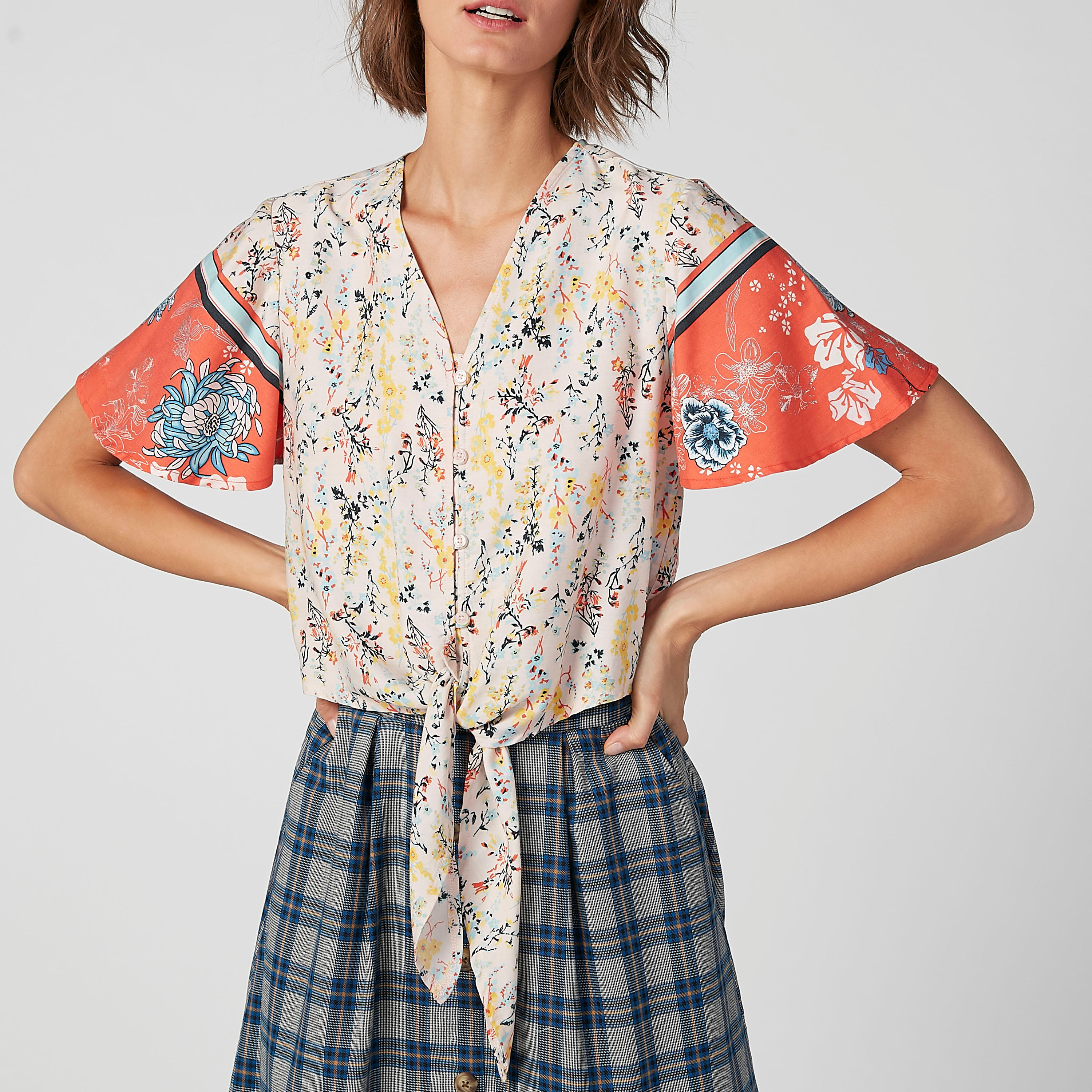 قميص بياقة V وحوّاف رباط وطبعات زهرية من لي كوبر-women-clothing-shirtsandblouses-shirts-image-4
