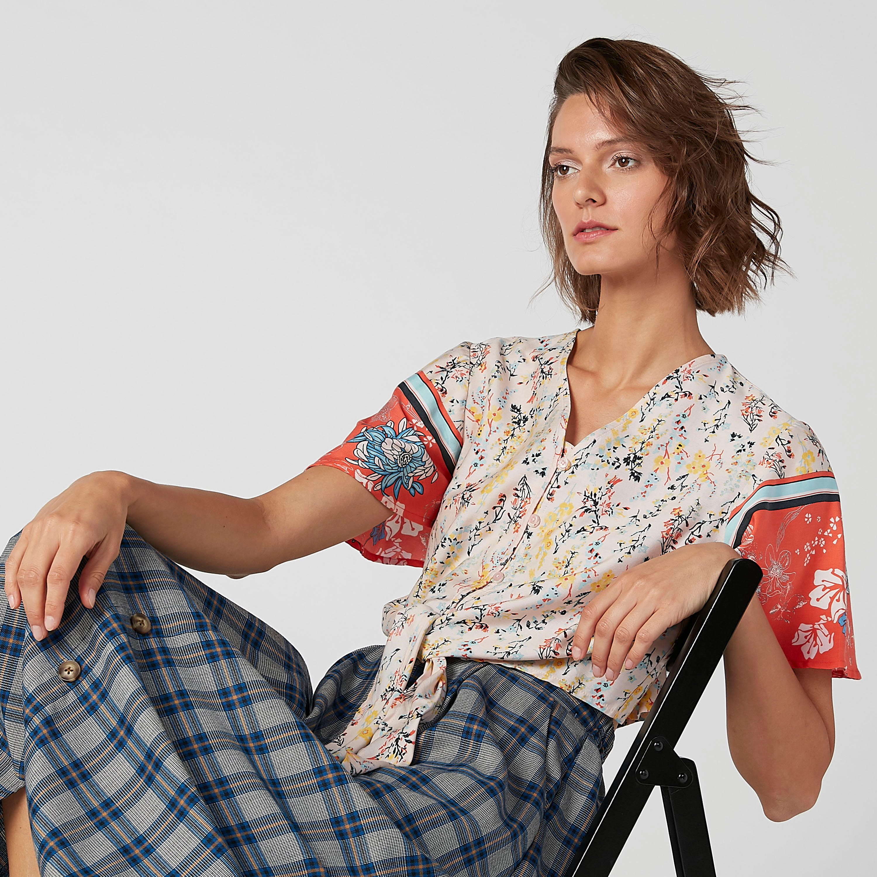 قميص بياقة V وحوّاف رباط وطبعات زهرية من لي كوبر-women-clothing-shirtsandblouses-shirts-image-5