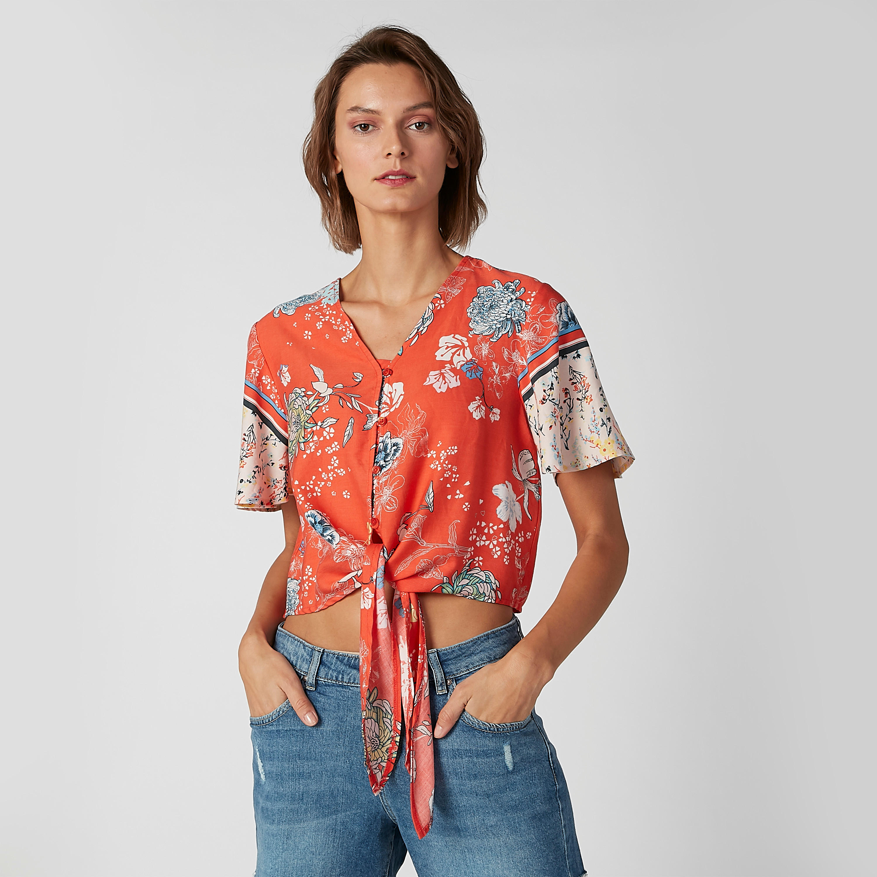 قميص بياقة V وأربطة وطبعات زهرية من لي كوبر-women-clothing-shirtsandblouses-shirts-image-1