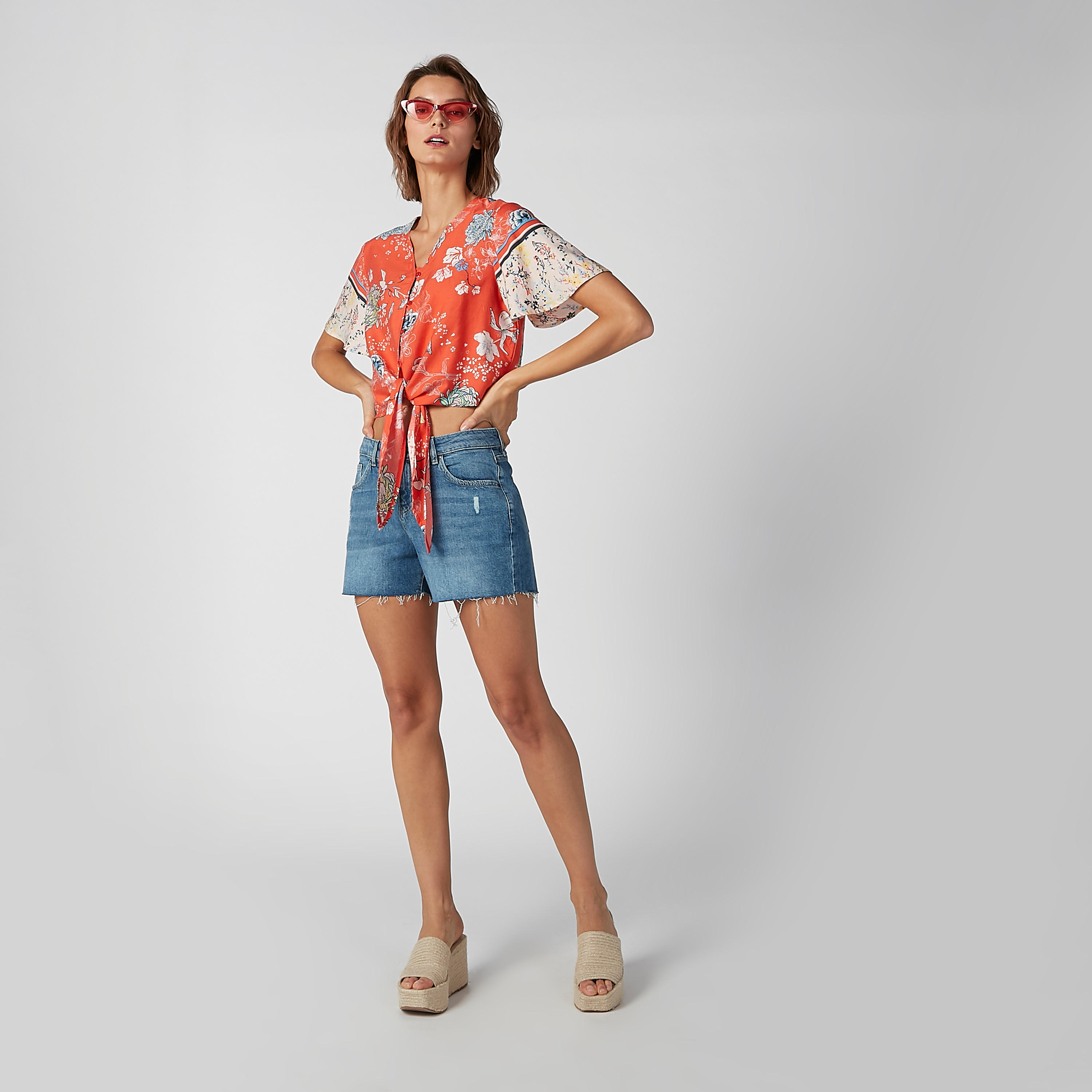 قميص بياقة V وأربطة وطبعات زهرية من لي كوبر-women-clothing-shirtsandblouses-shirts-image-2