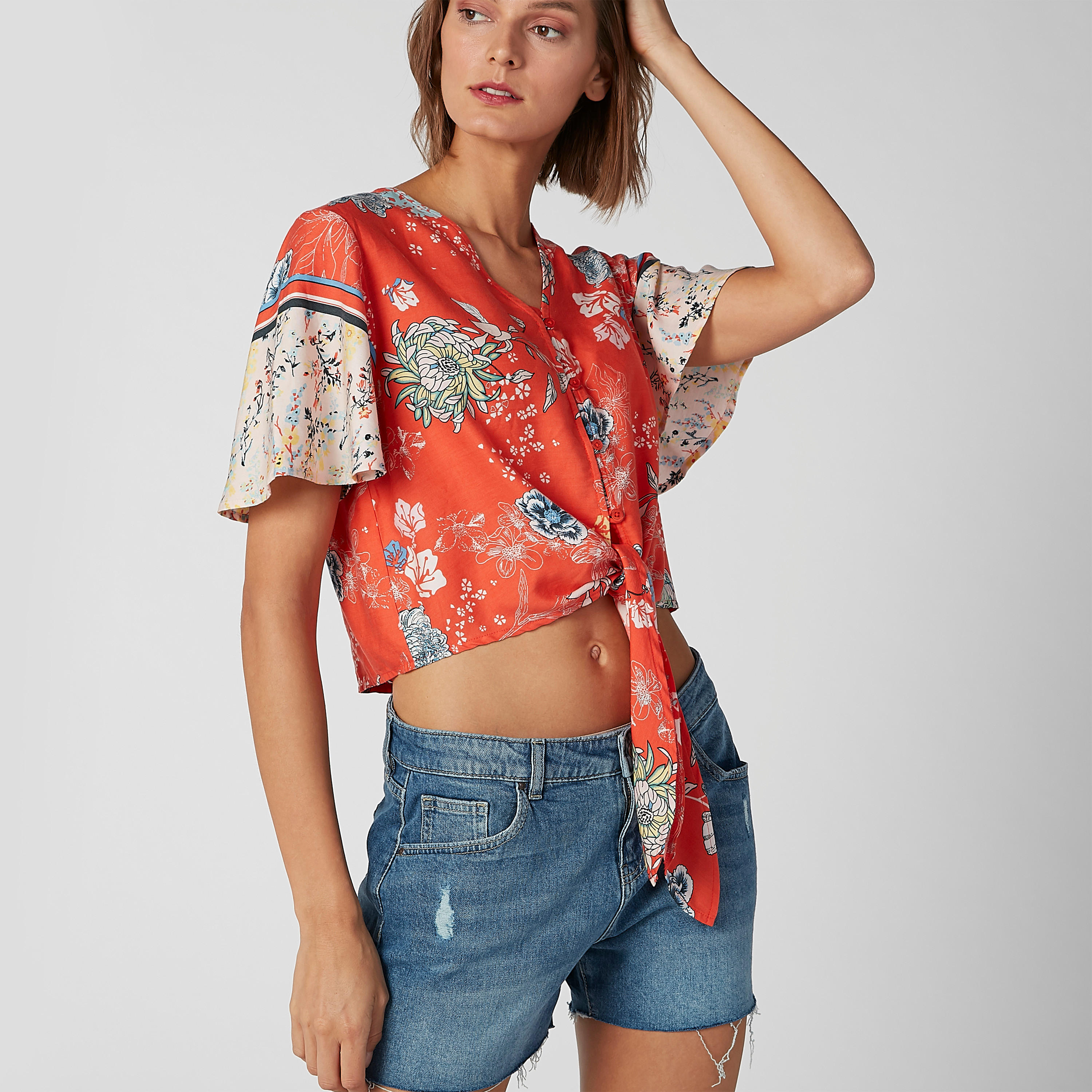 قميص بياقة V وأربطة وطبعات زهرية من لي كوبر-women-clothing-shirtsandblouses-shirts-image-3