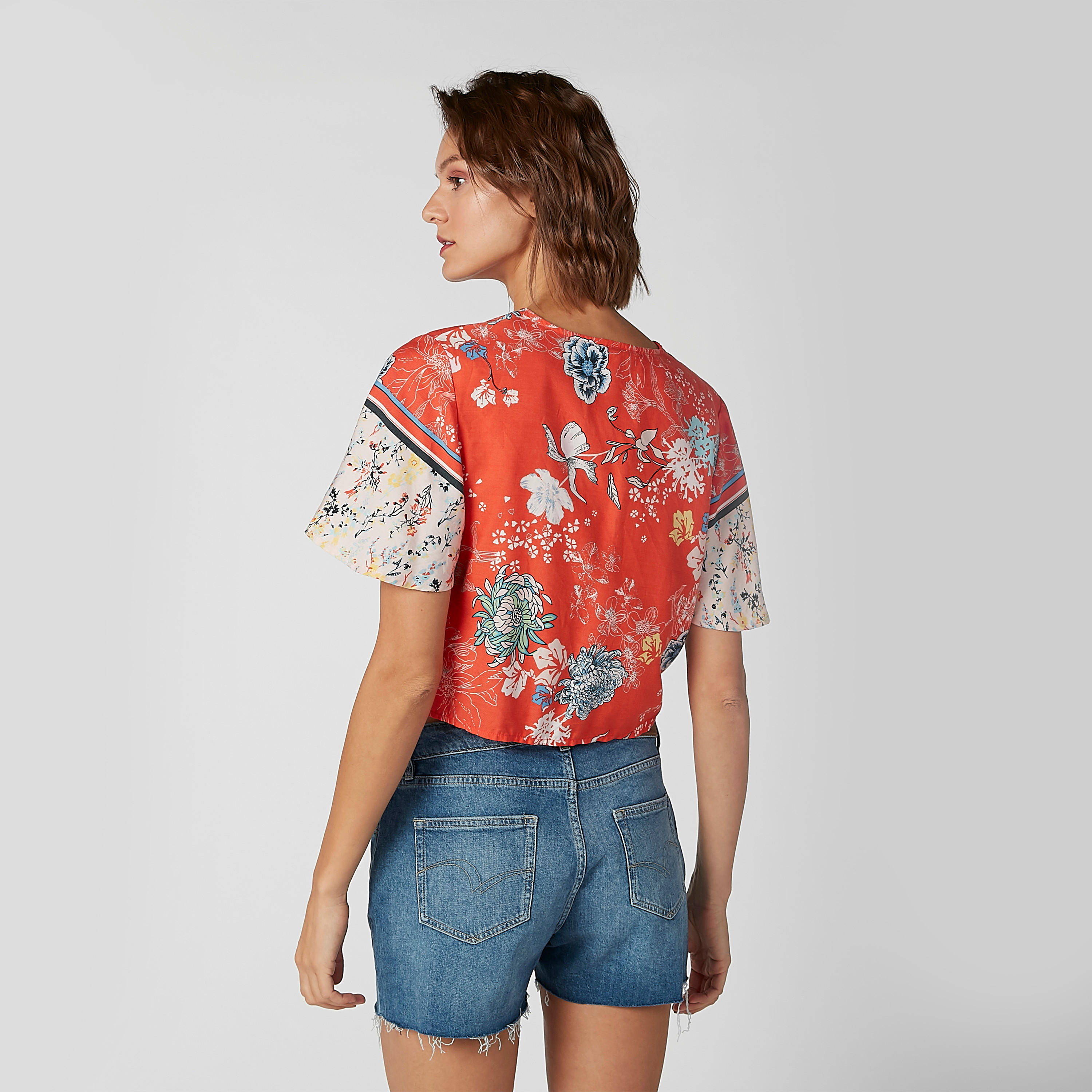 قميص بياقة V وأربطة وطبعات زهرية من لي كوبر-women-clothing-shirtsandblouses-shirts-image-4