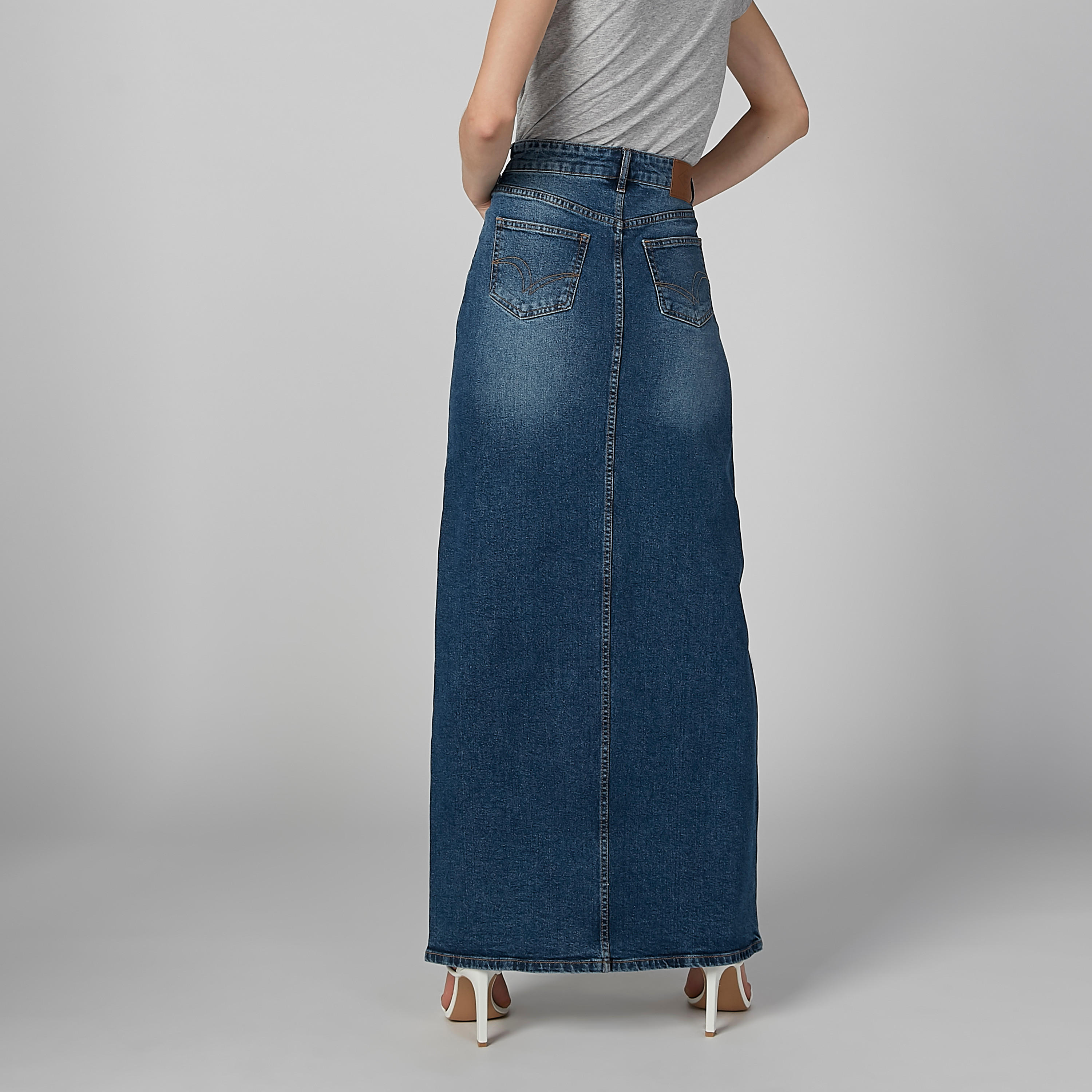 تنورة دينم طويلة بجيوب وفتحة أمامية من لي كوبر-women-clothing-bottoms-skirts-image-6