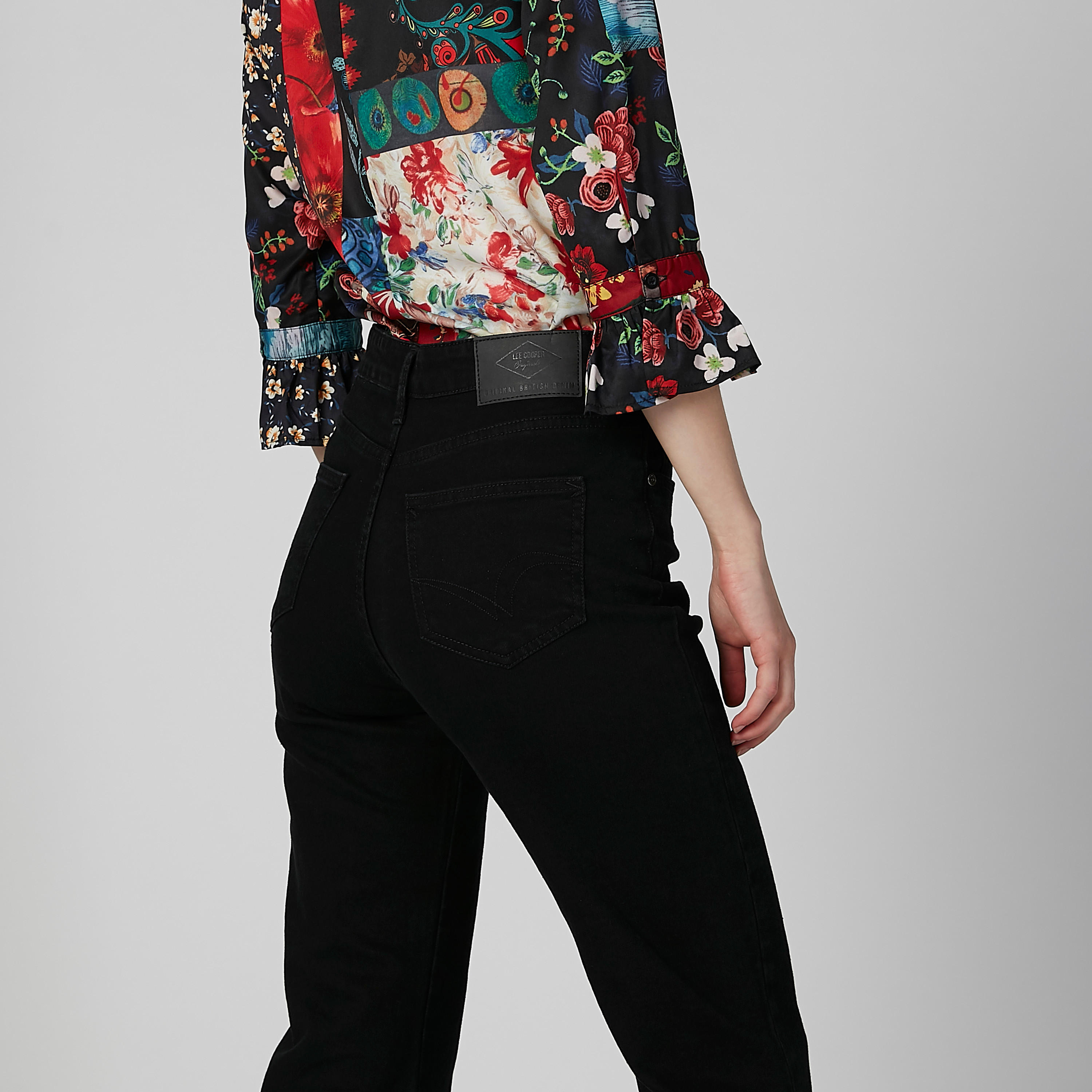 بنطال جينز قصة بوت كات بجيوب من لي كوبر-women-clothing-bottoms-jeans-image-5