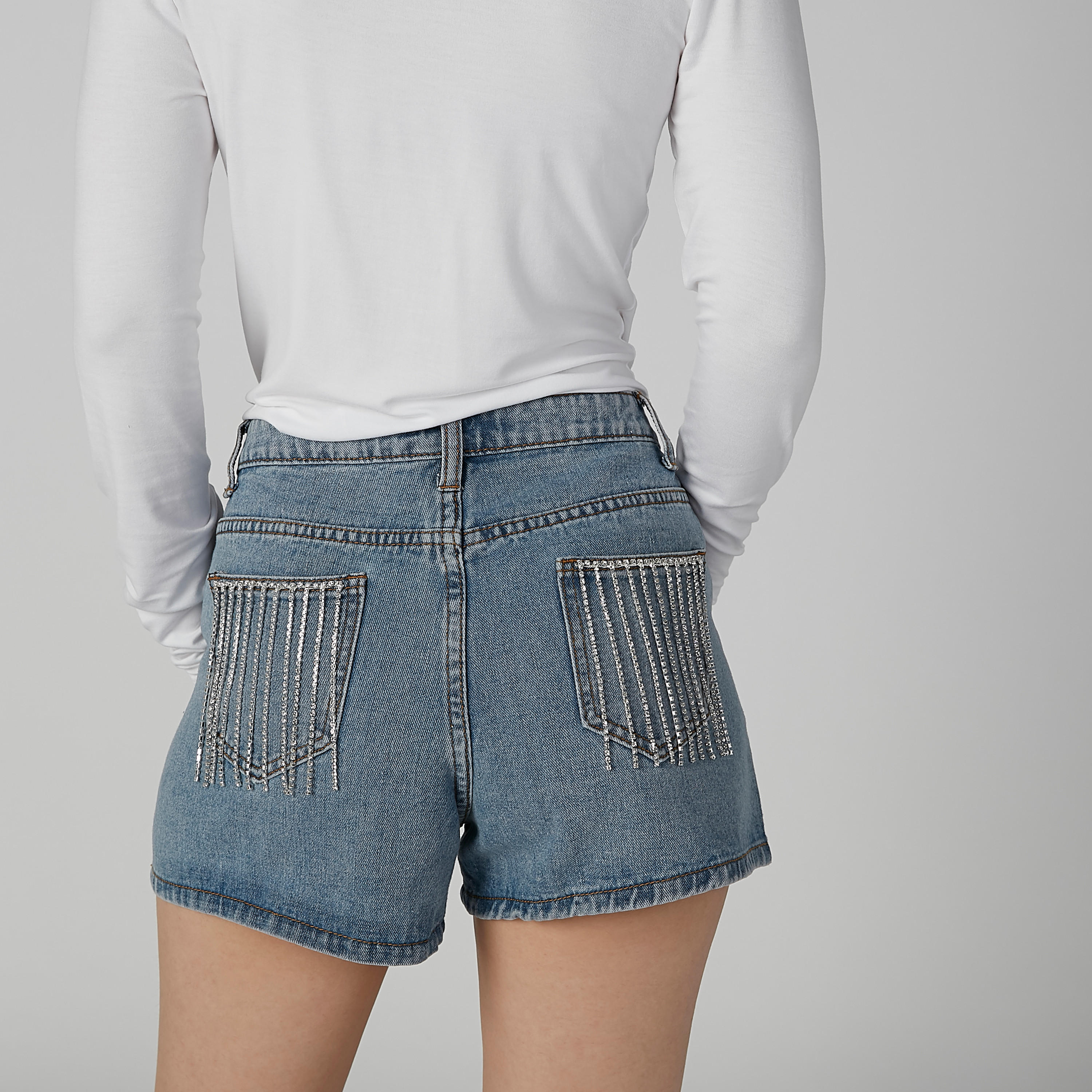 شورت مستدام دينم مرصّع بخصر مرتفع وجيوب -women-clothing-bottoms-shorts-image-3