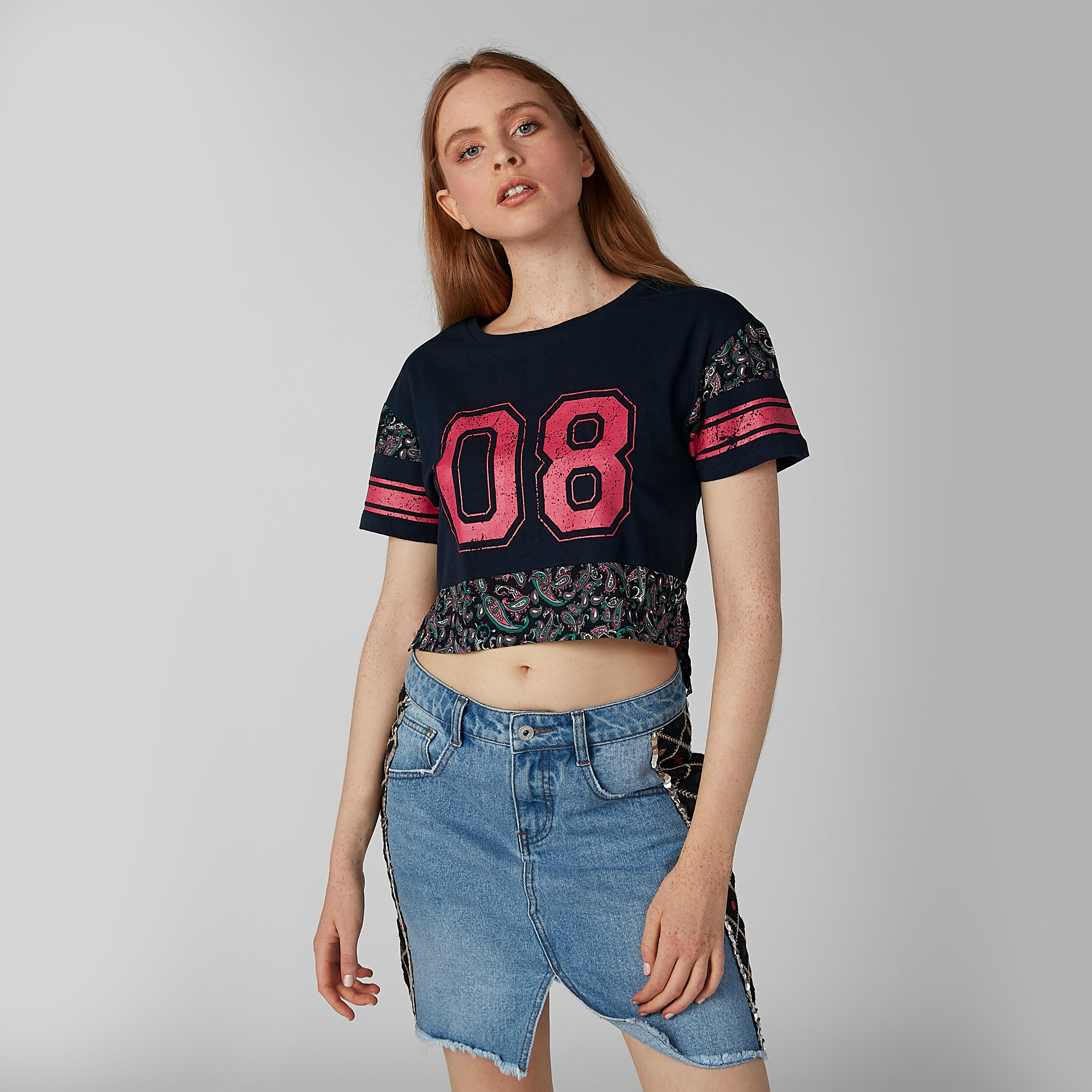 بلوزة مستدامة قصيرة بياقة مستديرة وحوّاف غير مستوية وطبعات -women-clothing-tshirts-image-1