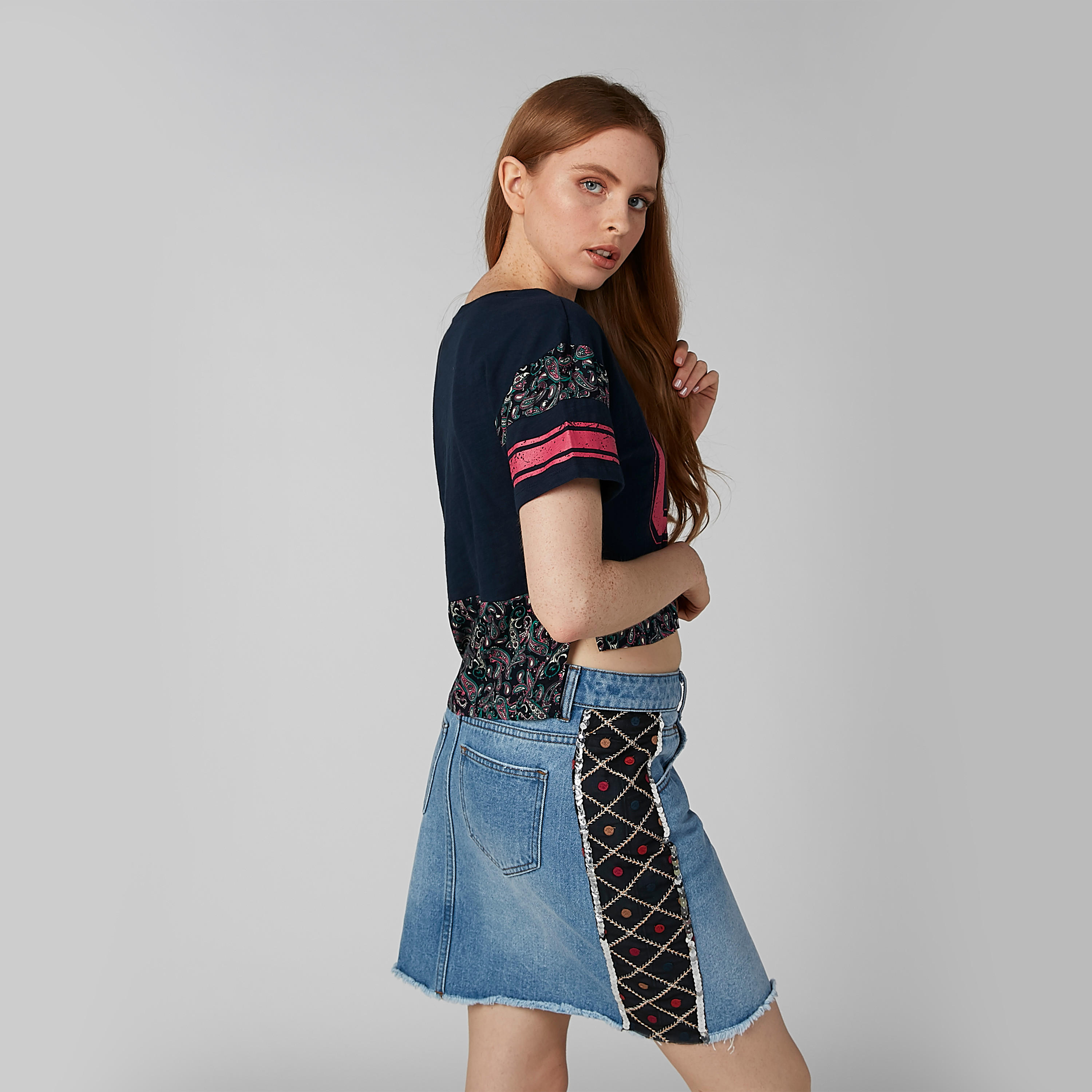 بلوزة مستدامة قصيرة بياقة مستديرة وحوّاف غير مستوية وطبعات -women-clothing-tshirts-image-2