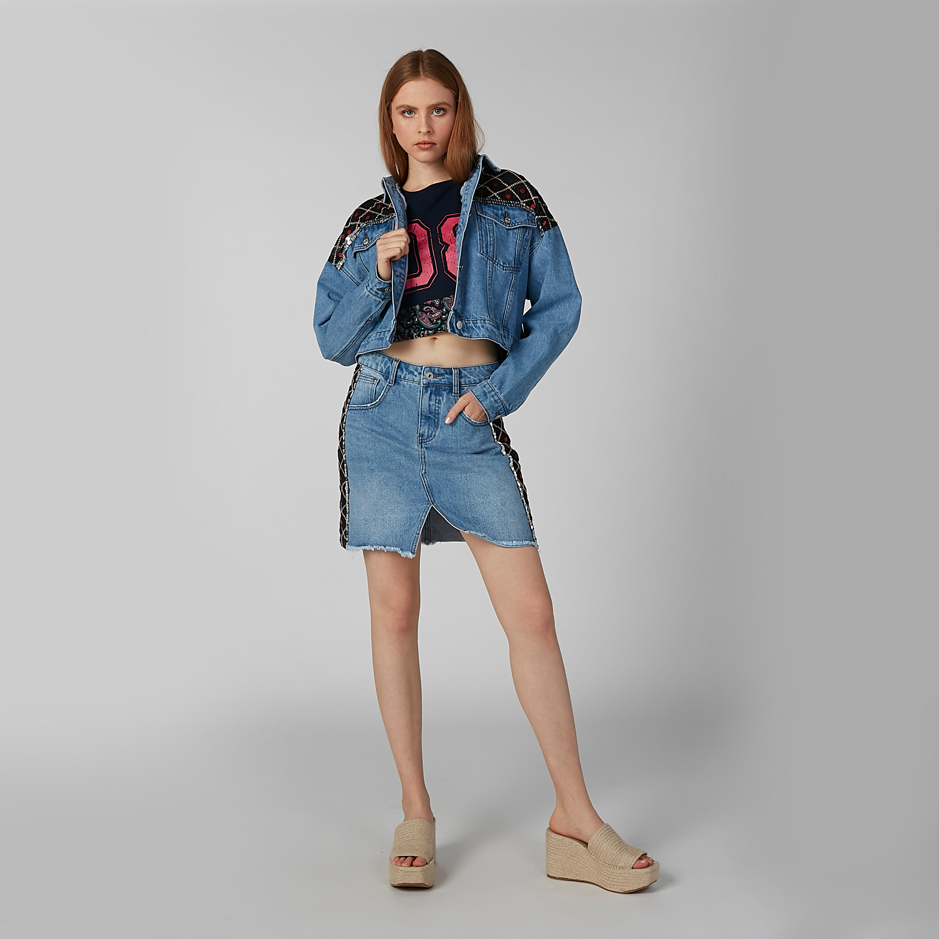 بلوزة مستدامة قصيرة بياقة مستديرة وحوّاف غير مستوية وطبعات -women-clothing-tshirts-image-3