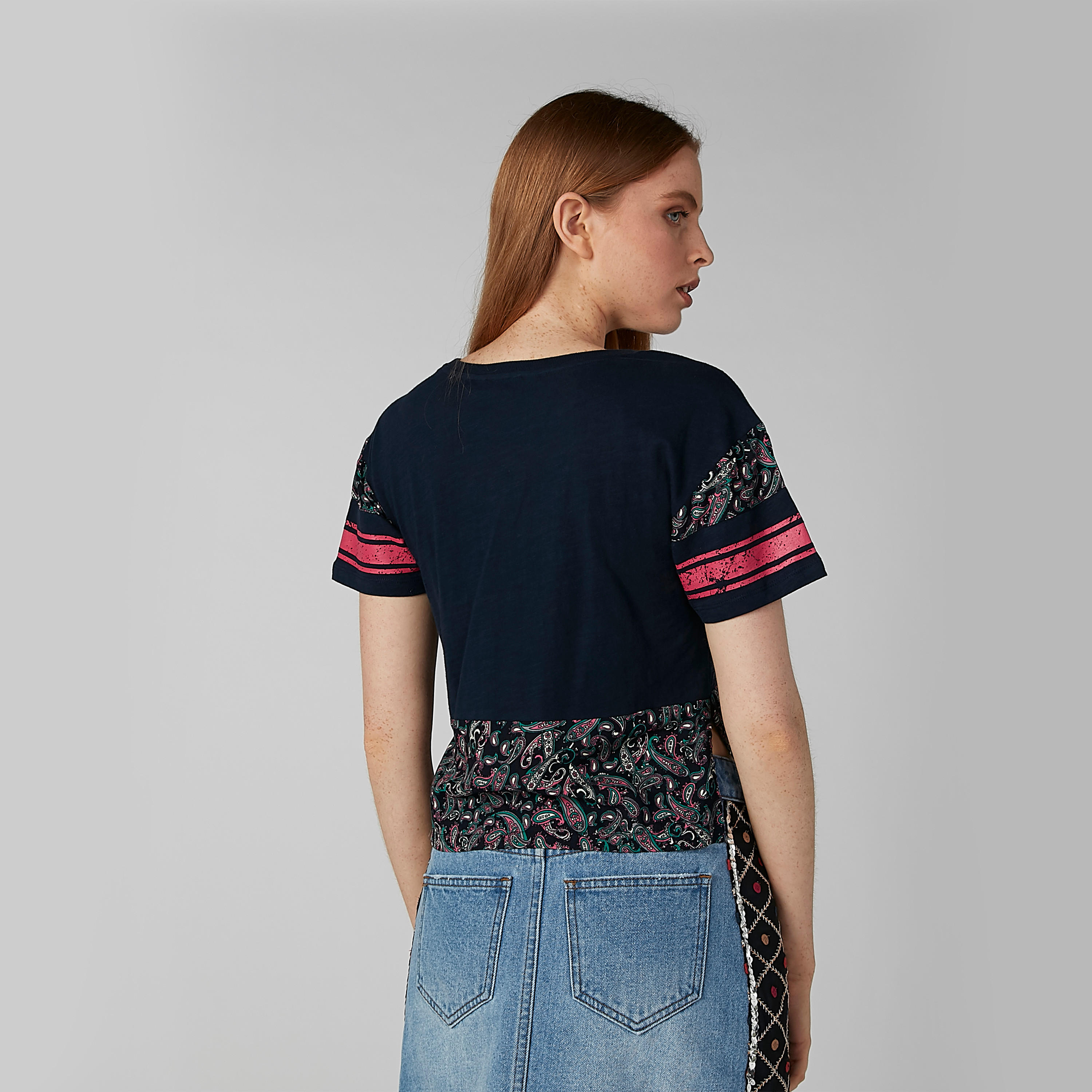 بلوزة مستدامة قصيرة بياقة مستديرة وحوّاف غير مستوية وطبعات -women-clothing-tshirts-image-4