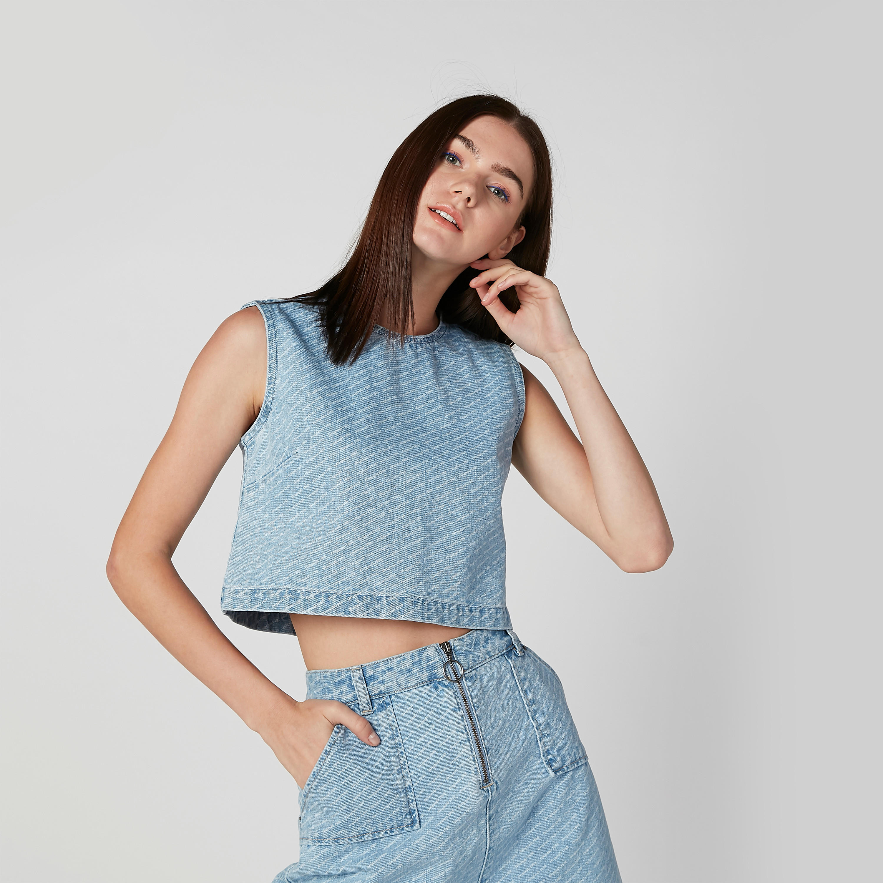 بلوزة قصيرة بارزة الملمس دون أكمام بياقة مستديرة من لي كوبر-women-clothing-shirtsandblouses-blouses-image-3