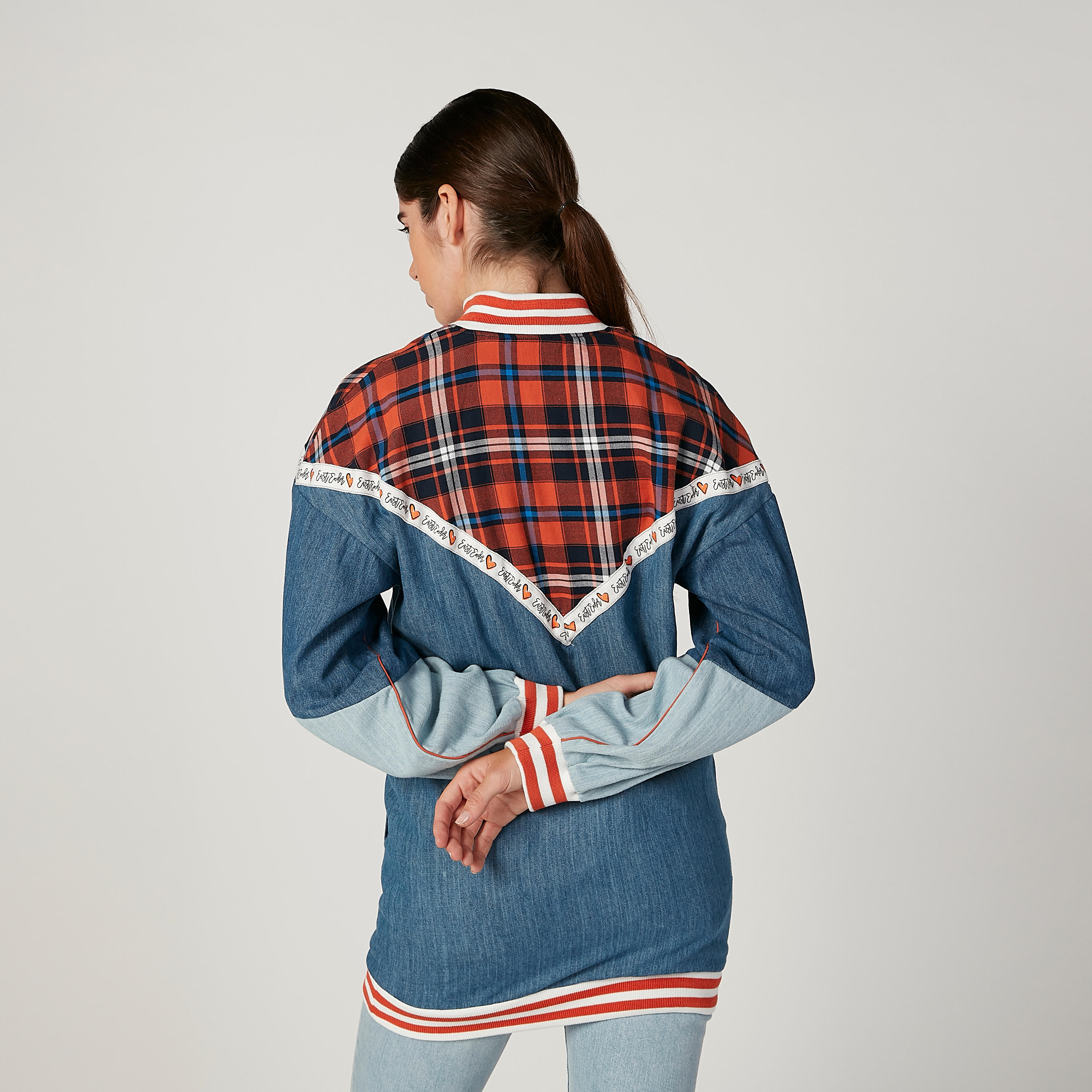 جاكيت جينز مستدام بارز الملمس بأكمام طويلة وجيوب-women-winterwear-coatsandjackets-jackets-image-4
